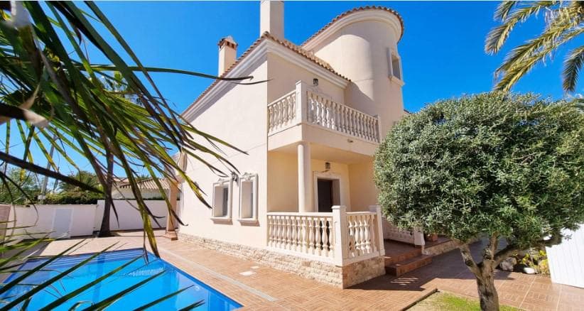 Ofrecemos una gran y espaciosa villa en Cabo Roig con una superficie de 260 metros cuadrados a solo 500 metros del mar.La villa consta de dos plantas, en las cuales se encuentran cuatro dormitorios y cuatro baños con suelos cálidos, un amplio salón con chimenea y acceso a la terraza, y una cocina abierta completamente equipada. En el techo de la casa hay un solárium (una zona en la azotea donde se puede instalar una zona de descanso o una barbacoa).La villa está situada en un terreno de 518 metros cuadrados. En la propiedad hay una piscina privada y un jardín con árboles.La casa se encuentra en una zona tranquila cerca de los servicios necesarios para la vida diaria. ¡Al comprar esta propiedad inmobiliaria, le regalamos la residencia en España!Al comprar una propiedad inmobiliaria en España, es posible obtener la residencia en el país. Nuestra empresa le ayudará a obtener la residencia de cualquier tipo.