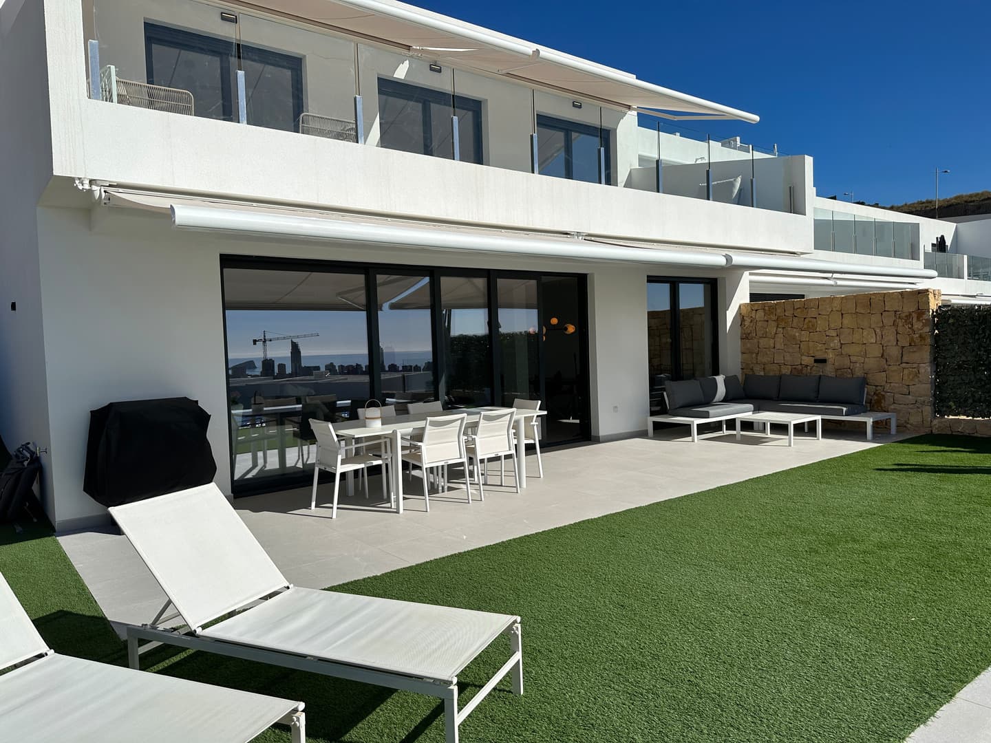 Presentamos una espaciosa casa adosada con impresionantes vistas al mar y a la ciudad de Benidorm.La casa adosada tiene una superficie de 197 metros cuadrados y está ubicada en el nuevo complejo residencial Residencial Camporroso Village, consta de dos plantas. En la planta baja hay un vestíbulo, una cocina abierta, zona de comedor que se conecta con un gran salón, un dormitorio, dos baños y acceso al jardín con una piscina privada. En la planta superior se encuentran tres dormitorios, uno de ellos con vestidor, dos baños y una amplia terraza.El precio incluye dos plazas de aparcamiento en un garaje subterráneo.La casa adosada se vende completamente amueblada con electrodomésticos integrados.También en el complejo residencial hay piscinas comunitarias al aire libre y cubiertas, pistas de tenis, áreas de juegos infantiles y deportivas.Este inmueble se puede adquirir en línea sin necesidad de viajar a España a plazos del promotor o a crédito bancario al 3-6% de interés anual. Al comprar una propiedad en España, se puede solicitar la residencia. Nuestra empresa ayuda en el proceso de obtener cualquier tipo de permiso de residencia.