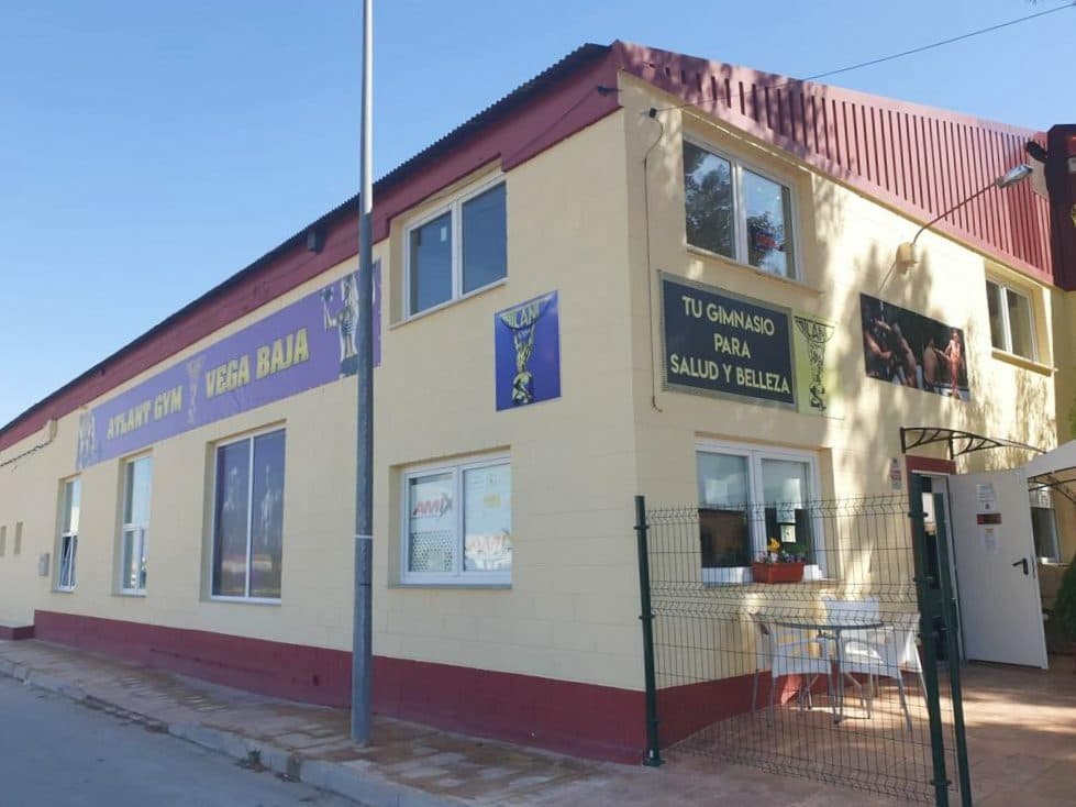 Se vende un gran local comercial (nave industrial), que anteriormente albergaba un gimnasio.El edificio tiene dos plantas, con una superficie total de unos 905 m2. La sala cuenta con servicio de agua y alcantarillado, 6 baños (3 para hombres y 3 para mujeres), 2 vestuarios con 4 regaderas cada uno. Calentador eléctrico 150 litros y calentador a gas con tanque de agua 400 litros.En el segundo piso hay dos dormitorios, una sala de estar combinada con una cocina. Hay otras oficinas en el primer piso.También hay un bar con cocina, salón, terraza y zona de barbacoa, lista para empezar a trabajar.El local está en venta con un negocio que tiene licencia para muchos tipos de actividades: un mercado, un supermercado, un taller de reparación de automóviles, una discoteca, un cine. Es posible realizar varias actividades al mismo tiempo o alquilar parte del local. Al comprar una propiedad en España, puede solicitar un permiso de residencia en España. Nuestra empresa ayuda a obtener un permiso de residencia de cualquier tipo.