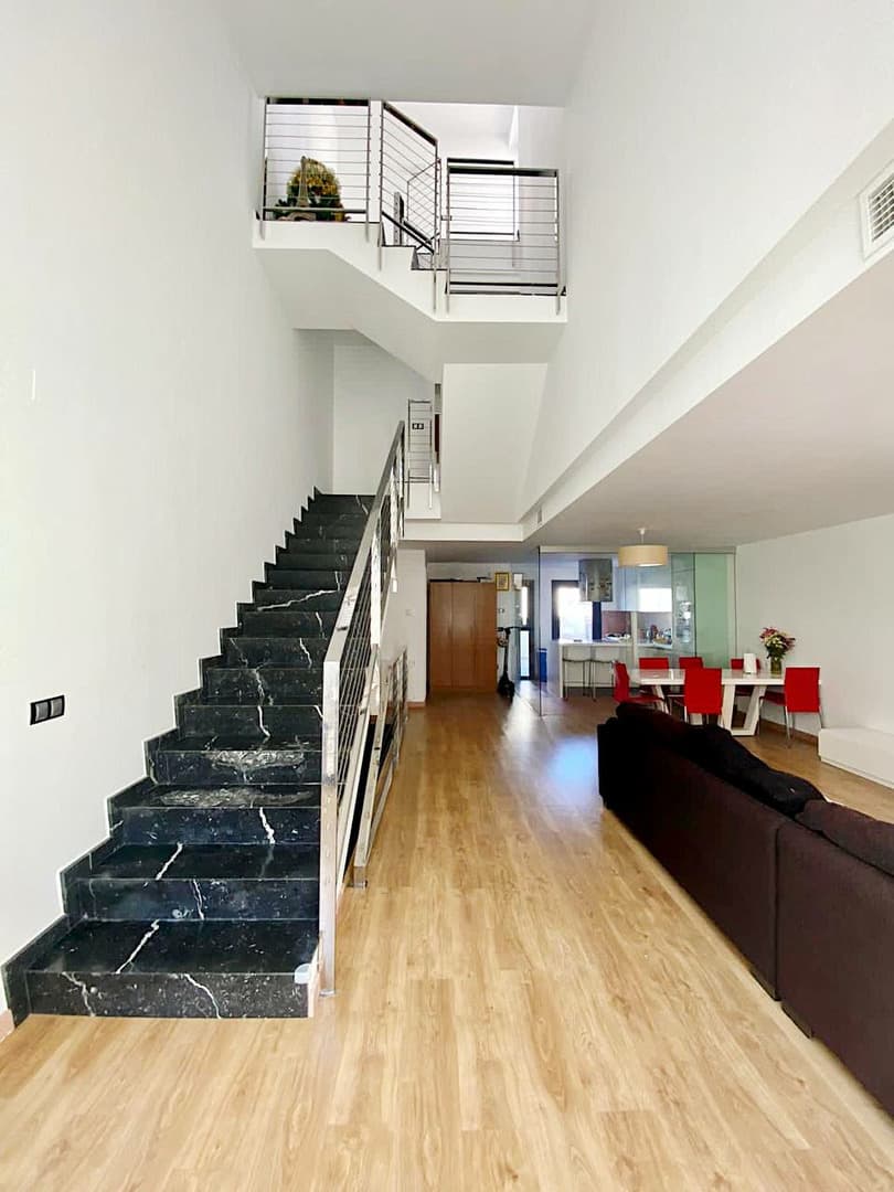 Presentamos un adosado en urbanización cerrada en la ciudad del Albir.Área total - 315 metros cuadrados En la planta baja hay un recibidor, un amplio salón, una cocina abierta, cerrada por una pared de cristal, un baño, así como el acceso a las terrazas delantera y trasera.En el segundo piso hay 3 amplios dormitorios, 2 baños.En la planta baja hay un garaje para 2-3 coches y trastero.El nivel superior tiene su propio acceso a la azotea con impresionantes vistas del Albir y el mar Mediterráneo. Hay paneles solares en el techo para agua caliente.En el territorio del complejo hay una piscina para los residentes de la urbanización. La casa está a poca distancia del mar. En las inmediaciones se encuentran todos los servicios necesarios para una vida cómoda y la recreación: restaurantes, cafeterías, escuelas, paradas de autobús, supermercados, tiendas, farmacias, bancos.Una casa adosada ideal para vivienda permanente, así como para unas vacaciones o alquiler inolvidables.Este objeto se puede comprar en línea sin una visita a España a crédito de un banco al 3-6% anual. Al comprar una propiedad en España, puede solicitar un permiso de residencia. Nuestra empresa ayuda a obtener un permiso de residencia de cualquier tipo.