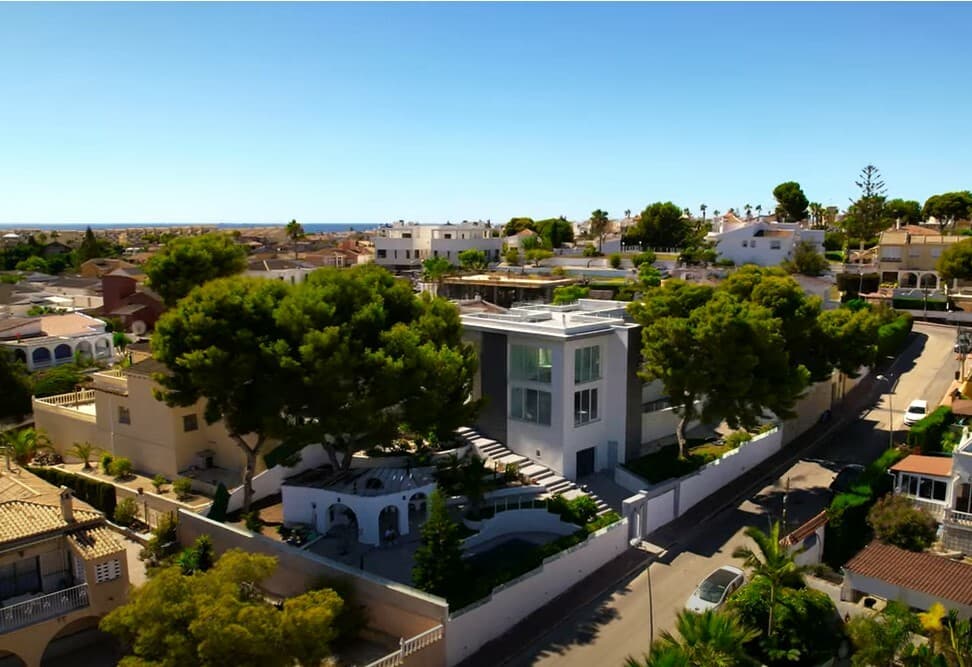 Se vende villa en la zona de Los Balcones. La superficie construida es de 286 m2 y la parcela tiene 608 m2. La villa consta de tres plantas con seis dormitorios, sala de estar con chimenea, cocina independiente, tres baños y ascensor.En la primera planta hay 4 dormitorios, 2 baños, cocina y sala de estar.En la segunda planta hay 2 dormitorios y un baño, uno de los dormitorios tiene acceso a una terraza de 47 m2. La casa cuenta con ascensor.La casa se vende sin amueblar, por lo que el comprador podrá decorar la villa a su gusto.Desde la azotea de la casa, que también se puede utilizar como zona de ocio, se puede disfrutar de una vista maravillosa de los lagos salados rosados de la ciudad de Torrevieja.En la parcela hay una gran zona equipada con barbacoa, una gran piscina de 8x4 metros con iluminación LED. Además, la casa cuenta con un amplio garaje.Los Balcones es una zona residencial que pertenece al municipio de Torrevieja y es simplemente el lugar perfecto para disfrutar plenamente del suave clima mediterráneo, hermosas playas y excelentes oportunidades para su tiempo libre. Este lugar está abundantemente arbolado de pinos. La zona está a pocos minutos en coche del centro de la ciudad de Torrevieja, así como de las maravillosas playas de Orihuela Costa. También en las cercanías se encuentran grandes complejos comerciales y de ocio como Abaneras y Zenia Boulevard, que ofrecen una amplia variedad de tiendas y restaurantes. Para los amantes del golf, hay campos de golf cercanos con áreas de ocio adyacentes, como Villamartin, Las Ramblas, Campoamor y Las Colinas.Se acepta compra online, así como compra a crédito bancario al 3-6% de interés anual.Al comprar una propiedad en España, es posible obtener la residencia. Nuestra empresa ayuda a obtener cualquier tipo de residencia.