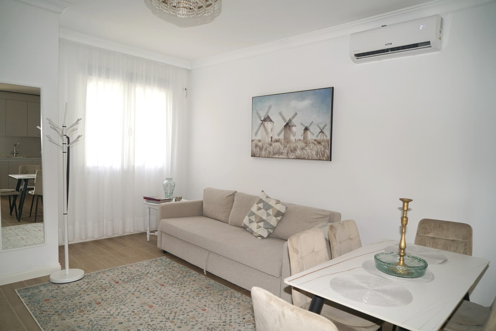 Se vende un adosado en la zona de La Zenia en la ciudad de Orihuela Costa. En la planta baja tiene una amplia sala de estar, unida a la cocina, y dos baños. En el segundo piso hay tres dormitorios, un baño y una terraza.La casa está completamente renovada, se ha cambiado la fontanería, se ha instalado una nueva cocina y parcialmente se ha instalado un nuevo mobiliario. En todos los baños y en la planta baja hay suelos radiantes, así como nuevas ventanas de doble acristalamiento de la marca Solar.El adosado se vende completamente amueblado y con los electrodomésticos necesarios.La propiedad está ubicada en una zona verde a 350 metros de la playa de La Zenia y a 950 metros del gran centro comercial La Zenia Boulevard.Toda la infraestructura necesaria está a poca distancia: farmacias, tiendas, supermercados, cafeterías y restaurantes.Al comprar una propiedad en España, es posible obtener la residencia en España. Nuestra empresa ayuda a tramitar cualquier tipo de visa de residencia.