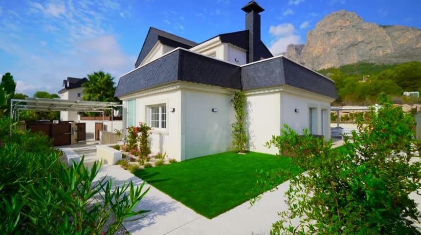 Presentamos una magnífica villa con vistas al mar y a las montañas en la ciudad de Polop.Polop es una pequeña ciudad en las afueras de Benidorm, a 20 minutos en coche de la playa. La ciudad está situada a 200 metros sobre el nivel del mar y rodeada de montañas, cañones y bosques. El aire de montaña más puro, las impresionantes vistas, la excelente ecología, más de 300 días de sol al año atraen a personas de todo el mundo, en especial a escandinavos, británicos, rusos, quienes compran propiedades aquí, creando su propio mundo acogedor perfecto para vivir y descansar. La ciudad cuenta con una infraestructura desarrollada: guarderías, escuelas, tiendas, supermercados, bares, restaurantes, complejos deportivos con piscina, etc.La casa tiene dos plantas, con una superficie total de 145 metros cuadrados y un terreno propio de 500 metros cuadrados.La casa consta de tres habitaciones, tres baños, cocina moderna, amplio salón, cuarto técnico y varias terrazas con vistas al mar y a las montañas. El patio está equipado con una piscina de 30 metros cuadrados con iluminación, zona de descanso con muebles de exterior, césped y jardín con árboles decorativos y frutales, y sistema de riego automático.El precio incluye: muebles, cocina equipada y amueblada con electrodomésticos, baños equipados con suelo radiante, armarios empotrados en toda la casa, videoportero, sistemas split de aire acondicionado y calefacción, persianas automáticas en las ventanas, puerta blindada, iluminación exterior, alarma de seguridad, piscina con sistema de limpieza, paneles solares.Se permite la compra online, así como la compra a crédito de un banco con un interés del 3-6% anual.Al comprar una propiedad en España, es posible obtener una visa de residencia. Nuestra compañía ayuda a tramitar cualquier tipo de visa de residencia.