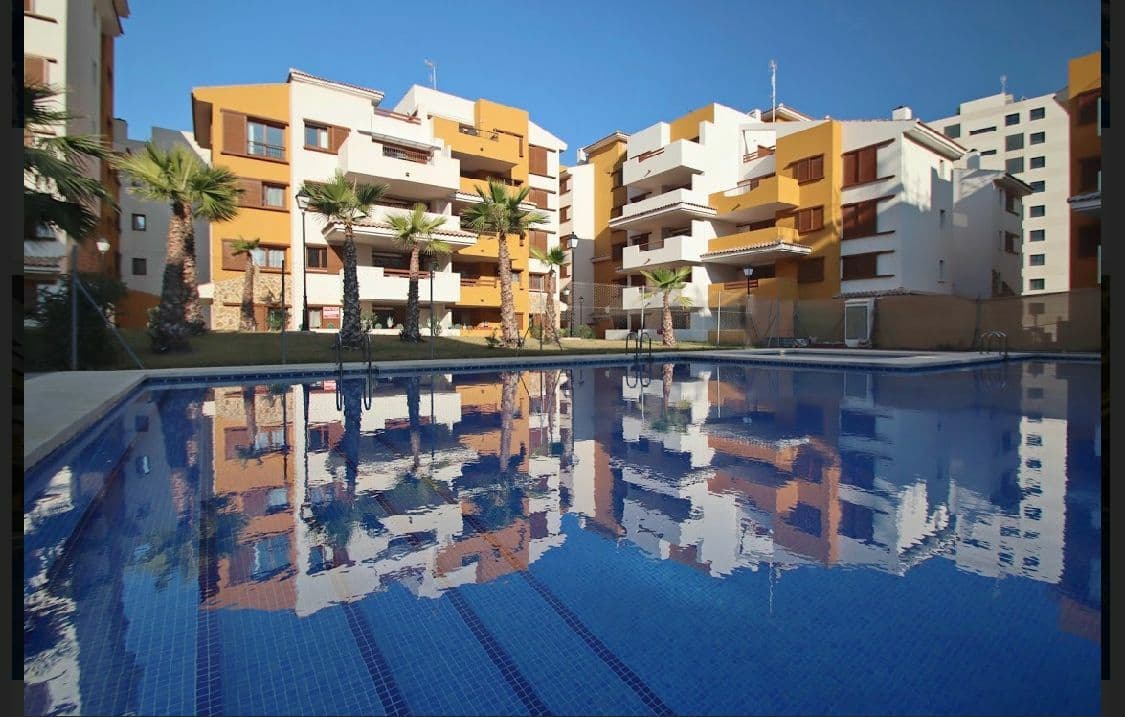 Se vende un ático magnífico en la prestigiosa urbanización La Recoleta en la zona de Punta Prima de la ciudad de Torrevieja. El apartamento cuenta con tres dormitorios, dos baños, salón-comedor, cocina. Desde el salón hay varias salidas a una enorme terraza con unas vistas impresionantes al mar.La cocina está equipada con muebles modernos y todos los electrodomésticos necesarios.En el complejo residencial hay tres piscinas comunitarias. El precio del apartamento también incluye una plaza de aparcamiento en el garaje y un trastero.La distancia al mar es de 100 metros. Cerca del complejo residencial se encuentra toda la infraestructura necesaria, como farmacias, tiendas, restaurantes y cafeterías. Al comprar una propiedad en España, es posible obtener la residencia en España. Nuestra empresa ayuda a tramitar cualquier tipo de permiso de residencia.