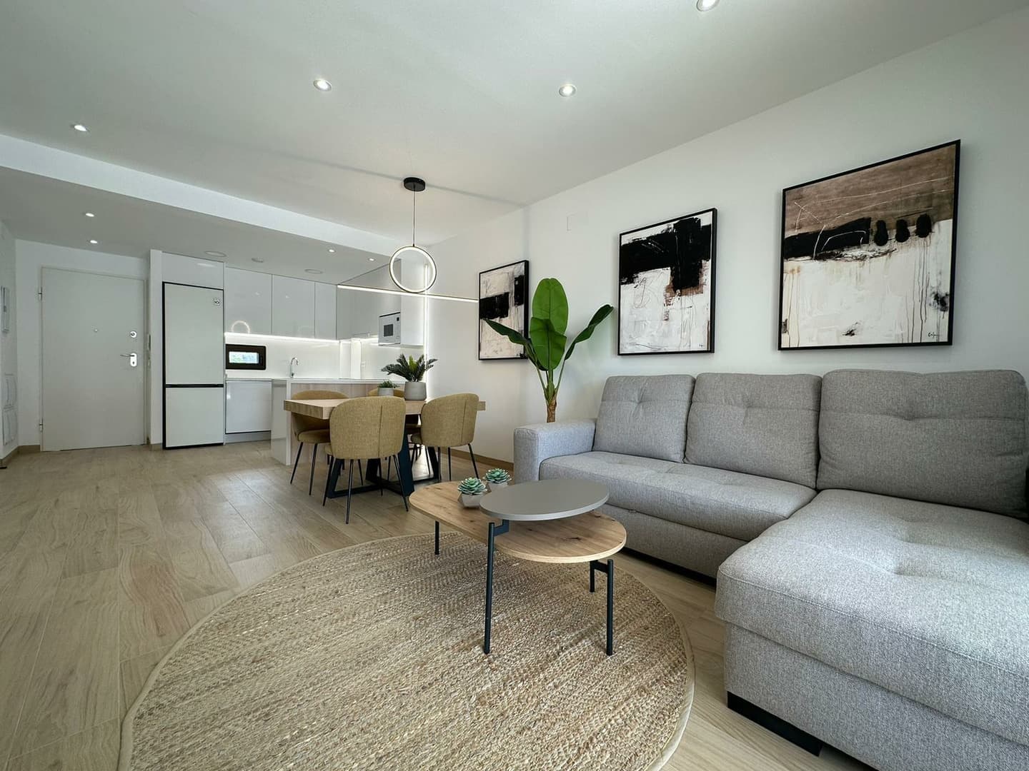 Ofrecemos un nuevo bungalow en la urbanización en construcción "Sunny Hills". El bungalow cuenta con dos dormitorios, dos baños, una cocina integrada en la sala de estar. El bungalow tiene dos terrazas de aproximadamente 30 m2 cada una, se puede acceder a una desde la sala de estar y a la otra desde la cocina. El bungalow se vende con muebles de cocina integrados y electrodomésticos (nevera, lavadora, aire acondicionado central, etc.). Los baños cuentan con calefacción por suelo radiante. En la terraza hay una zona para hacer barbacoas.El precio del bungalow incluye una plaza de aparcamiento, n.º 61, para un coche.En la urbanización hay toda la infraestructura necesaria: piscina comunitaria, zonas de juegos infantiles y deportivas.La urbanización Sunny Hills está rodeada de hermosa naturaleza, situada entre montañas, cerca de las mejores playas de Benidorm, a solo 30 minutos en coche de la ciudad de Alicante y del aeropuerto más cercano.La construcción de los bungalows finalizará en abril de 2024 y estarán listos para ser ocupados.Al comprar propiedad en España, se puede obtener la residencia en España. Nuestra empresa ayuda a tramitar cualquier tipo de residencia.