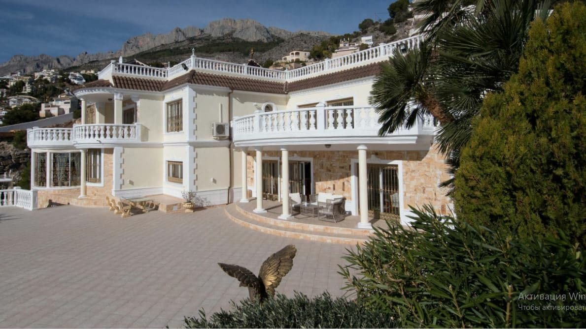 Se vende una villa de lujo en la ciudad de Altea. La superficie de la casa es de 743 m2. En la primera planta hay una sala de estar, una oficina, tres dormitorios, una cocina separada, un comedor, una sala de juegos. En la segunda planta se encuentran tres dormitorios, tres baños, una sala de estar, dos vestidores, cuatro balcones.La casa está amueblada con muebles caros hechos de materiales de alta calidad. La cocina está equipada con todos los electrodomésticos necesarios.Tanto desde el primer como desde el segundo piso se puede disfrutar de una vista impresionante al mar, a las montañas y a la ciudad.La casa cuenta con un amplio garaje, y en la zona hay una piscina privada. La villa está construida en un terreno de 6258 m2. Al comprar una propiedad en España, es posible obtener un permiso de residencia en España. Nuestra empresa ayuda en el proceso de obtención de cualquier tipo de residencia en España.