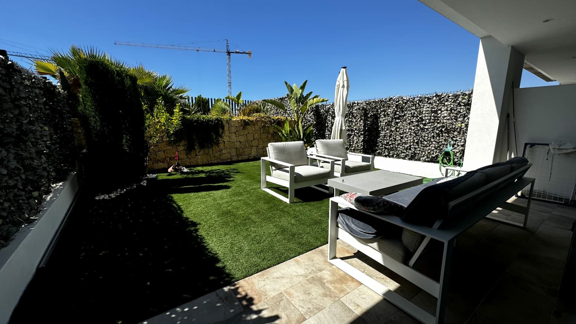 Presentamos un moderno dúplex en el nuevo complejo cerrado Camporosso Village en la zona de Finestrat. ¡Excelente opción tanto para residencia propia como para alquiler!La casa adosada de 170 m2 cuenta con tres dormitorios, tres baños, dos cocinas, sala de estar, terraza y patio interior.El complejo residencial cuenta con toda la infraestructura necesaria: piscina comunitaria, áreas de juegos infantiles y deportivas. En las áreas comunes al aire libre hay piscinas para adultos y niños, así como un parque infantil con suelo seguro. Las zonas comunes están bien cuidadas y los senderos de la urbanización son totalmente accesibles.El complejo residencial está rodeado de hermosa naturaleza, situado entre montañas, cerca de las mejores playas de Benidorm, a solo 30 minutos en coche de la ciudad de Alicante y del aeropuerto más cercano.Finestrat es una urbanización acogedora con vista al mar, a siete minutos en coche al norte de Benidorm, a tres minutos de centros comerciales, supermercados, así como parques temáticos con atracciones y animales exóticos; todas estas son características únicas de Finestrat. A solo cinco minutos en coche se encuentra la playa Cala Finestrat, tranquila, acogedora, con arena dorada y restaurantes costeros con cocina mediterránea. Cerca también hay campos de golf.Este objeto se puede adquirir en línea sin necesidad de viajar a España con un crédito del banco del 3 al 6%. Al comprar una propiedad en España, se puede obtener la residencia en España. Nuestra empresa ayuda a tramitar cualquier tipo de residencia no lucrativa en España.