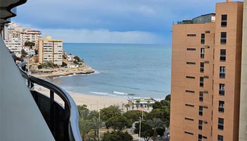Presentamos un apartamento en el cuarto piso en la costa de la Costa Blanca en la ciudad de Villajoyosa.Villajoyosa es una ciudad pequeña y muy acogedora en el norte de la costa de la Costa Blanca. Es una ciudad costera muy bien ubicada, cerca de la gran ciudad turística de Benidorm y no lejos de la capital de la provincia, Alicante. Es una ciudad pintoresca y encantadora con hermosas playas de arena. Además, hay casas de pescadores bastante coloridas a lo largo de la línea costera, mientras que con vistas al mar y al fondo de las montañas, todo se combina en la estética de esta ciudad. Villajoyosa es conocida por su industria chocolatera y el turismo.El apartamento de 78 metros cuadrados tiene dos habitaciones y dos baños, uno de ellos con ducha. El aire acondicionado en la sala de estar y en el pasillo proporciona un clima perfecto que se distribuye de manera efectiva en todas las habitaciones. Las habitaciones tienen armarios empotrados. La cocina independiente y totalmente equipada tiene una práctica galería.En el edificio hay una piscina climatizada, abierta todo el año y con una cúpula retráctil, lo que permite utilizarla incluso en los meses más fríos.Se puede comprar online, así como financiar la compra a través de un banco con un interés del 4-6% anual.Al comprar una propiedad en España, es posible obtener la residencia. Nuestra empresa ayuda a tramitar cualquier tipo de residencia.