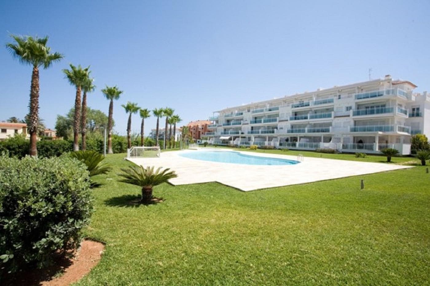 Presentamos apartamentos de estilo moderno en un nuevo complejo cerrado en Dénia.Los apartamentos en la planta baja con una superficie de 114 m² constan de tres dormitorios, dos baños, un amplio salón, cocina y una espaciosa terraza donde se puede disfrutar de unas vistas impresionantes al mar. La casa fue construida en 2010, el garaje subterráneo y al aire libre están incluidos en el precio.El apartamento está equipado con las tecnologías más modernas para hacer tu vida más cómoda. Incluye: cocina amueblada con electrodomésticos, preinstalación de conductos para aire acondicionado, baños totalmente equipados, doble acristalamiento, persianas en los dormitorios, muebles de cocina, campana extractora, placa de inducción y horno eléctrico, puerta blindada, videoportero, armarios empotrados.El apartamento está ubicado en primera línea de mar en Dénia. Estos maravillosos apartamentos son ideales para quienes buscan una casa compacta y elegante en una buena zona, muy cerca de todo tipo de comodidades y servicios. El ritmo de vida tranquilo y sosegado atrae a aquellos que valoran la comodidad y la tranquilidad. Un lugar perfecto para vivir o descansar cómodamente.Al comprar una propiedad en España, se puede obtener la residencia en España. Nuestra empresa le ayuda a tramitar cualquier tipo de residencia.