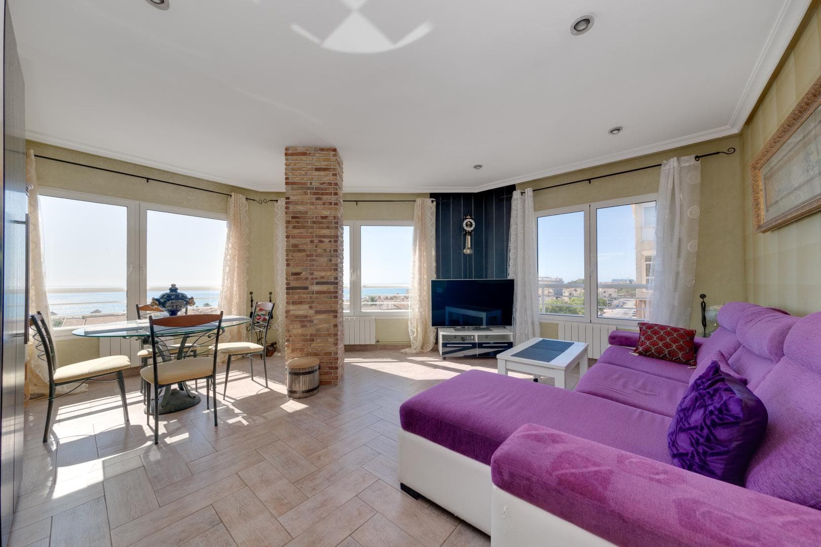 Se vende un ático en la ciudad de Guardamar. La superficie del ático es de 142 m2. En el primer piso del ático hay dos dormitorios, un baño, una amplia sala de estar, una cocina independiente equipada con un ascensor para subir productos o platos preparados al segundo piso (terraza). Todas las habitaciones tienen vistas al mar. Se puede subir por las escaleras hasta el segundo piso, donde hay una zona de descanso en la parte acristalada de la terraza, donde también hay una chimenea. Desde la parte abierta de la terraza también se disfruta de una vista impresionante al mar, donde hay tumbonas para tomar el sol.El ático tiene calefacción de gas. Los propietarios del ático tienen un garaje en el aparcamiento subterráneo, que se puede adquirir por un costo adicional, según el deseo del comprador. Al comprar una propiedad en España, se puede obtener un permiso de residencia. ¡Nuestra empresa ayuda a obtener cualquier tipo de permiso de residencia!