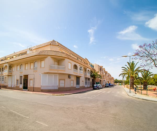 Se vende un apartamento de dos dormitorios en la ciudad de Torrevieja. La superficie del apartamento es de 68 m2. El apartamento cuenta con dos dormitorios, un baño, cocina, sala de estar con acceso a la terraza.En el complejo residencial hay una piscina comunitaria.El precio incluye una plaza de aparcamiento en un garaje subterráneo.Posibilidad de reserva online, así como compra a plazos del promotor y financiación bancaria al 3-6% de interés anual.