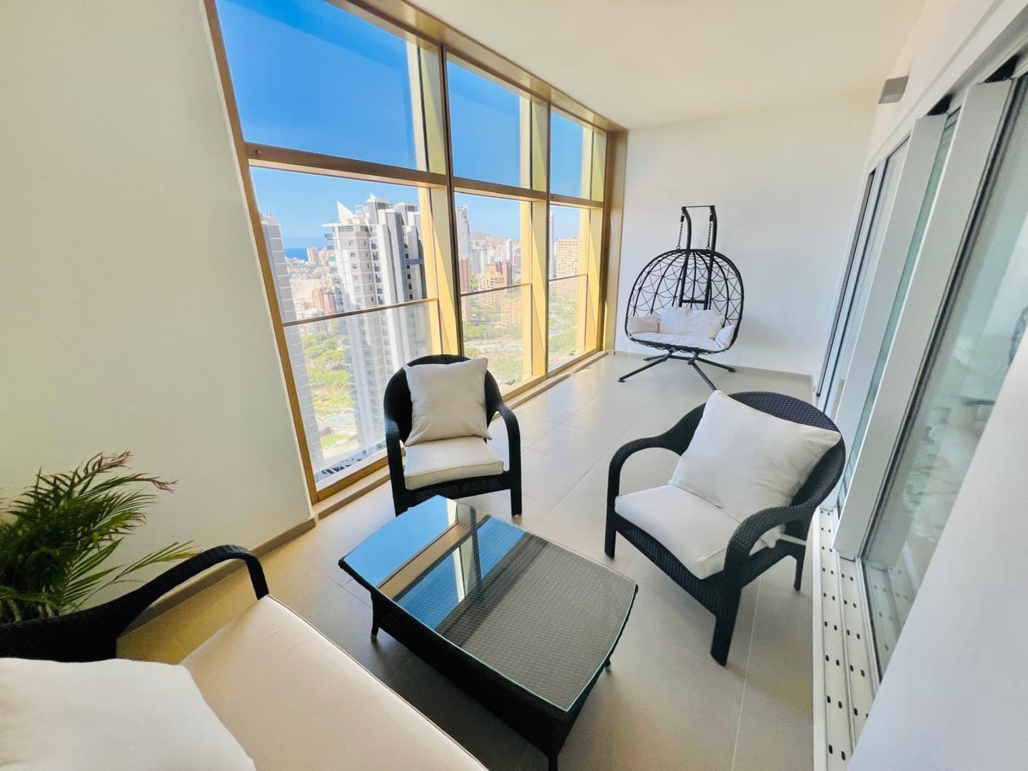 Presentamos un apartamento de dos dormitorios, un baño, sala de ducha en la ciudad de Benidorm. ¡Plaza de aparcamiento privada en un garaje subterráneo y trastero! A solo 3 minutos a pie de la maravillosa playa de Poniente.Intempo es un majestuoso rascacielos que se eleva sobre el horizonte de Benidorm, siendo el edificio residencial más alto de España y uno de los más altos de Europa. Este exclusivo complejo residencial ofrece lujosos apartamentos con vistas panorámicas al mar y a la ciudad, así como una amplia gama de comodidades que incluyen piscinas, spa, gimnasio y restaurantes. Intempo está ubicado en una zona prestigiosa de Benidorm, a solo unos pasos de la playa de Poniente, lo que lo convierte en un lugar ideal para aquellos que valoran la comodidad y la proximidad al mar. El edificio Intempo tiene un estilo arquitectónico moderno con elementos de alta tecnología, lo que le otorga un encanto especial y lo destaca entre otros edificios. Este no es solo un complejo residencial, es un símbolo de lujo y prestigio que ofrece a sus residentes un estilo de vida único, lleno de comodidades y placeres. Si sueñas con vivir en uno de los edificios más bellos y modernos de la Costa Blanca, entonces Intempo es justo lo que necesitas.Benidorm es una ciudad popular en España, con playas espectaculares, restaurantes, bares, tiendas, diversas atracciones, parques acuáticos. Esta ciudad se considera uno de los principales destinos turísticos de España, y se destaca entre otros destinos costeros y de todo el país por sus numerosos rascacielos. Además del clima, Benidorm atrae con sus famosas playas Levante y Poniente, boutiques y outlets de marca, discotecas, casinos, bares y restaurantes, el parque de atracciones Terra Mitica, los parques acuáticos Aqualandia y Agua Natura, los parques temáticos Mundomar y Terra Natura, y el teatro Benidorm Palace.Se puede reservar en línea, así como comprar a crédito a través de un banco al 3-6% de interés anual. Al comprar una propiedad en España, es posible obtener una residencia. Nuestra empresa ayuda a tramitar cualquier tipo de permiso de residencia.