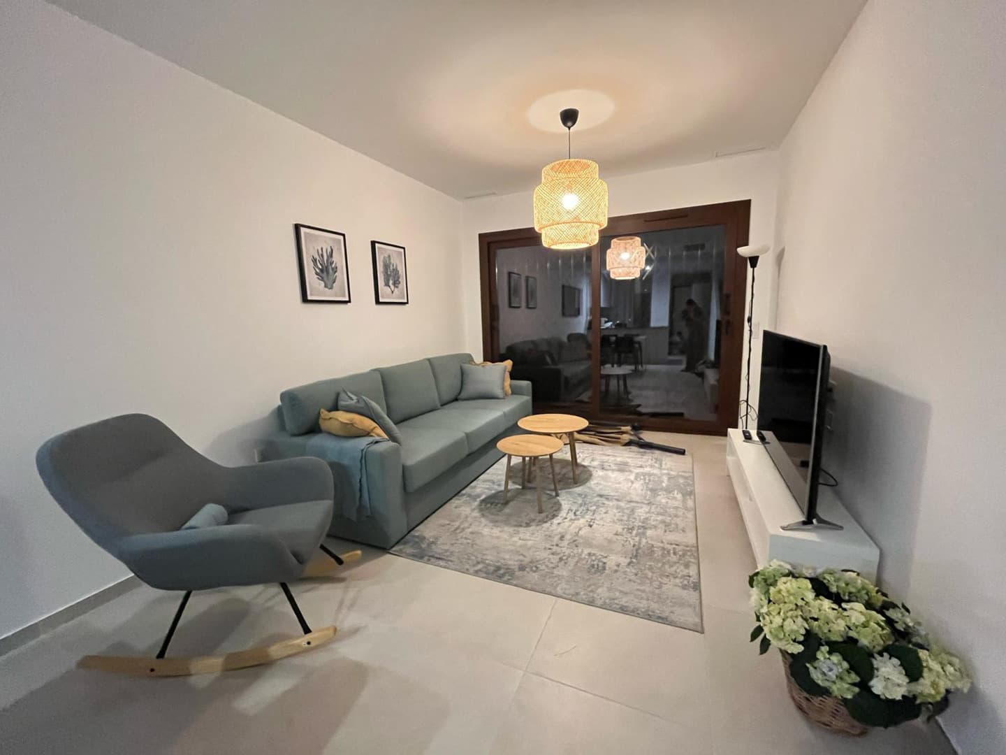 Se vende bungalow en el último piso en la urbanización Mar de Pulpi en la provincia de Almería, construido en primera línea de mar. El bungalow cuenta con dos dormitorios, un baño, cocina integrada con la sala de estar. El bungalow tiene un solárium con vistas panorámicas. En el precio de la propiedad se incluye una plaza de aparcamiento.En el complejo residencial hay una piscina comunitaria.Al comprar una propiedad en España, se puede obtener una hipoteca al 3-6% de interés anual.