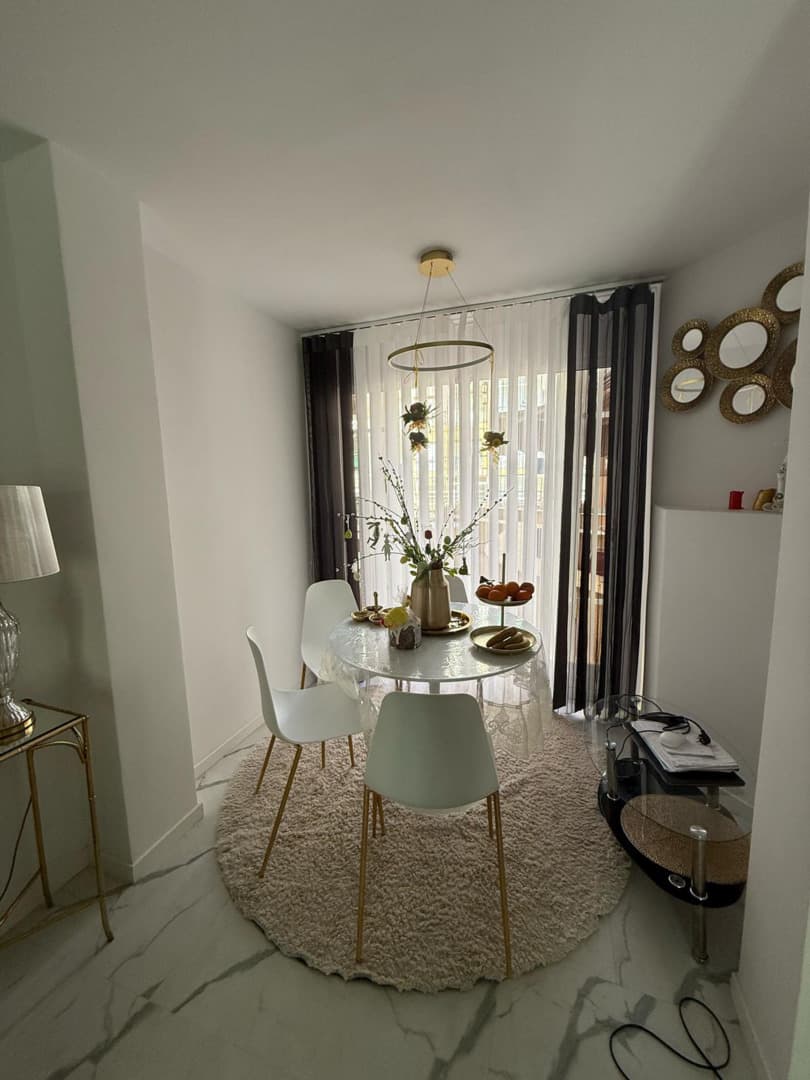 El apartamento con dos terrazas en TorreviejaLa superficie del apartamento es de 85 m2.El apartamento cuenta con dos habitaciones, un baño, salón comedor con cocina, y dos terrazas. El precio incluye 2 plazas de aparcamiento en el garaje y un trastero.A poca distancia a pie hay una infraestructura bien desarrollada: supermercados, tiendas, restaurantes, cafeterías, parques, escuela, guardería, centros médicos. La distancia al mar es de 350 metros.Es posible reservar en línea, así como comprar a crédito bancario al 4-6% anual.