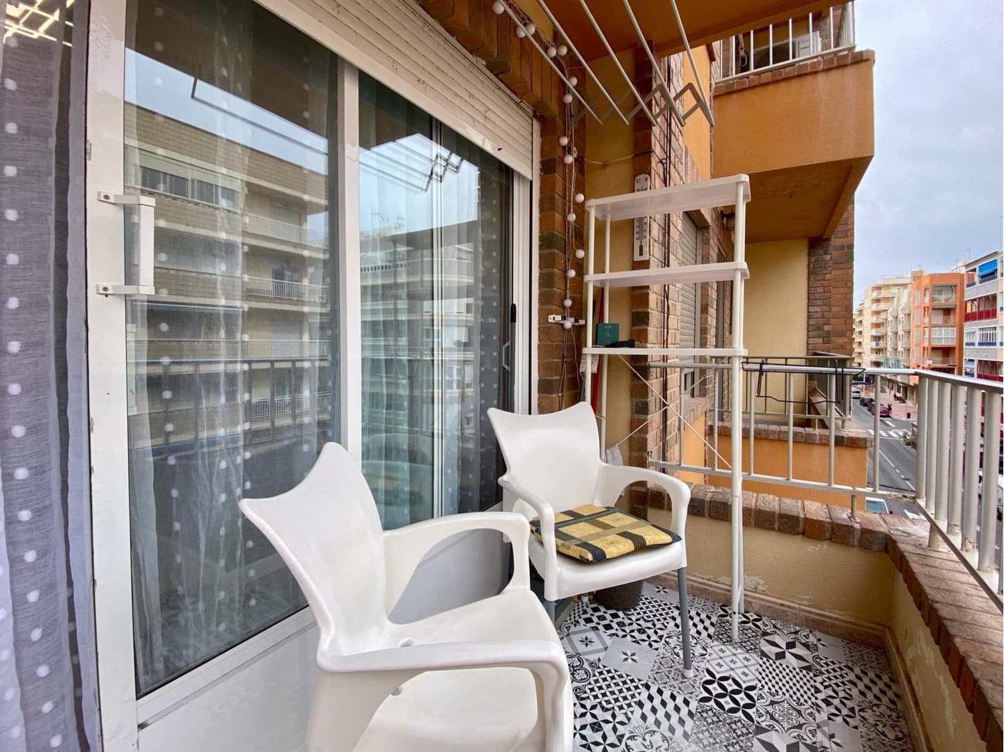 Квартира в 50 метрах от моря в ТорревьехеПлощадь апартаментов составляет 64 м2. В квартире две спальни, одна ванная комната, гостинная, кухня, терраса.В пешей доступности хорошо развита инфраструктура - супермаркеты, магазины, рестораны, кафе, парки, школа, детский сад, медицинские учреждения. Расстояние до моря - 50 метров.Возможно онлайн резервирование, а также покупка в кредит от банка под 4-6% годовых.