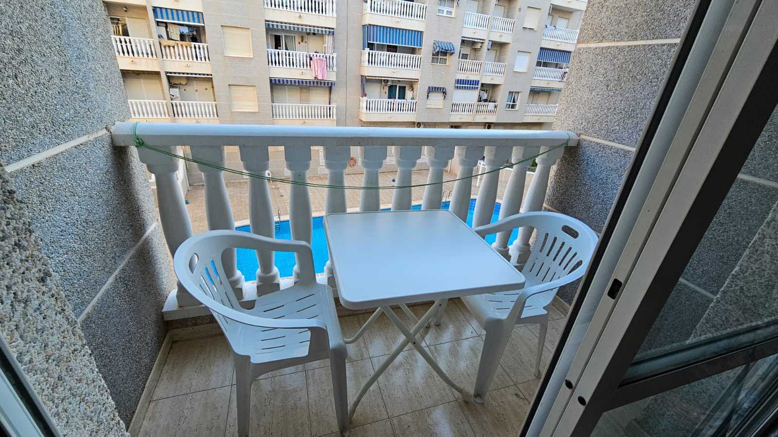 Se vende un apartamento en Torrevieja en la calle La Loma. La superficie de los apartamentos es de 50 m2. El apartamento tiene un dormitorio, un baño, sala de estar combinada con la cocina y una terraza.El apartamento se vende con muebles y electrodomésticos, tiene aire acondicionado. Se encuentra en el segundo piso de un edificio con ascensor.En el complejo hay una piscina comunitaria.La infraestructura está bien desarrollada a poca distancia: hay una estación de autobuses, farmacias, restaurantes y cafeterías en las cercanías.Se aceptan reservas en línea, así como la posibilidad de comprar a crédito de un banco al 4-6% anual.