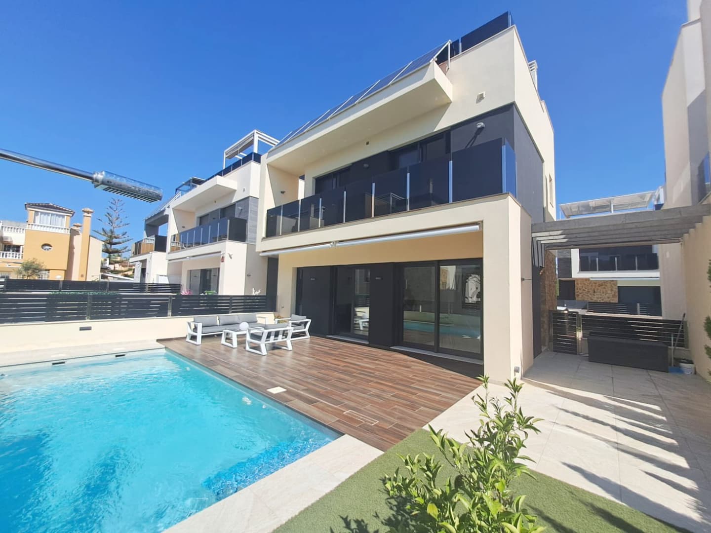 Se vende villa en la tranquila zona de Lomas de Cabo Roig. La villa cuenta con tres dormitorios, cada uno con su propio baño, una cocina unida al salón. Desde el salón se puede disfrutar de una hermosa vista a través de ventanas panorámicas a la terraza con piscina. Sobre la terraza se despliega un toldo automático.En toda la casa hay instalado un sistema de calefacción por suelo radiante.El espacio en el techo de la casa se puede acondicionar como zona de descanso.En el techo se han instalado paneles solares, se ha colocado un lavabo y se ha conectado el agua.La distancia al mar es de 3500 kilómetros. Cerca se encuentran supermercados, cafeterías, restaurantes, etc.Es posible la reserva en línea, así como la compra a crédito de un banco con un interés del 4-6% anual.