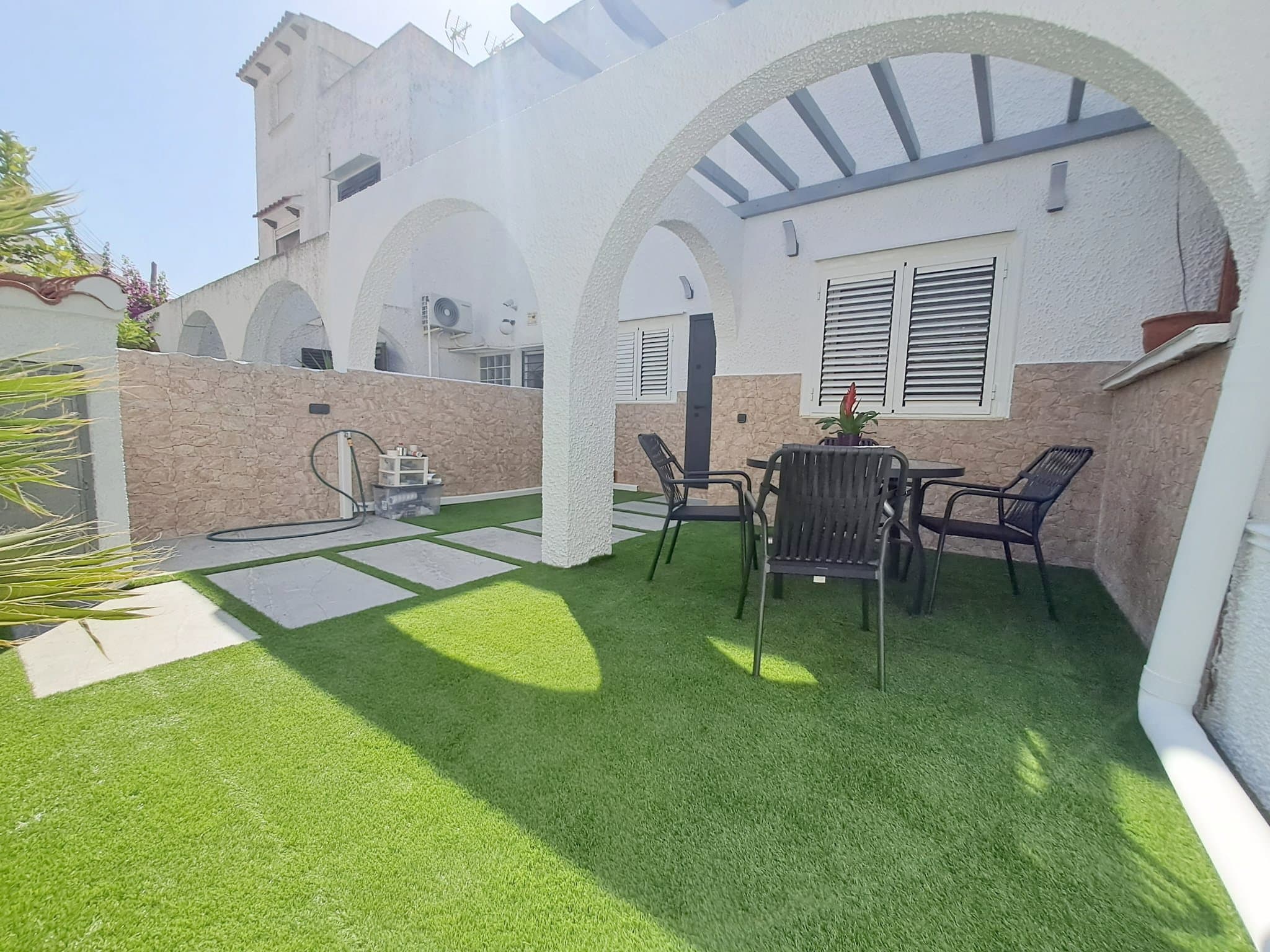 Se vende un adosado en la ciudad de Torrevieja. El adosado tiene tres plantas. En la planta baja hay una cocina, salón y aseo. En la primera planta se encuentran dos dormitorios y un baño, en la planta superior hay otro dormitorio con acceso a una terraza. En la terraza superior hay tumbonas y una ducha. En la entrada de la casa hay otra terraza.La distancia al mar es de 1 km.En el complejo residencial hay una piscina.El adosado está situado en la bonita urbanización Calas Blancas, donde hay muchos espacios verdes.Torrevieja es una popular ciudad turística española y municipio en la provincia de Alicante, en la parte sur de la Costa Blanca. La ciudad es considerada la tercera más grande en la provincia después de Alicante y Elche. El complejo es popular debido al clima mediterráneo favorable, magníficas playas de arena y numerosas lagunas saladas alrededor.