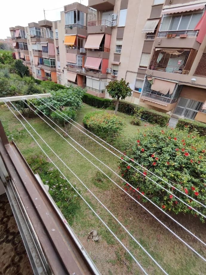 Amplio apartamento de 82 m² ubicado en la zona de Juan XXIII en Alicante, en un edificio construido en 1974. La propiedad se encuentra en buenas condiciones, lista para ser habitada y cuenta con una distribución cómoda y luminosa. En su interior, tiene tres habitaciones, cocina, salón y baño.La zona cuenta con una infraestructura desarrollada: cerca hay centros médicos, escuelas, tiendas y paradas de transporte público. Excelente comunicación de transporte que permite llegar rápidamente tanto al centro de la ciudad como a las playas.El apartamento se vende por 125,000 euros y actualmente se alquila por 900 euros al mes, lo que proporciona una rentabilidad al inversor de aproximadamente el 10% anual. Esto hace que la propiedad sea especialmente atractiva tanto para residencia propia como para inversión con el objetivo de obtener ingresos estables.El apartamento está ubicado en el primer piso del edificio con ascensor. La orientación este proporciona una buena iluminación natural.La Romana es un pequeño pueblo acogedor en la provincia de Alicante, situado en un pintoresco valle entre viñedos, olivares y almendros. Es conocido por su ritmo de vida tranquilo, ambiente amigable y casas tradicionales españolas. En los alrededores, la cultura vinícola está bien desarrollada, produciendo vinos y aceite de oliva de calidad. El pueblo está rodeado de hermosos paisajes naturales, ideales para caminatas y actividades al aire libre. La Romana combina el encanto rural con la conveniencia de estar cerca de grandes ciudades y la costa de la Costa Blanca.Esta propiedad se puede adquirir en línea sin tener que viajar a España, con financiamiento bancario a una tasa de interés del 3-6% anual. Al comprar bienes raíces en España, es posible obtener la residencia. Nuestra empresa ayuda con la solicitud de cualquier tipo de permiso de residencia.