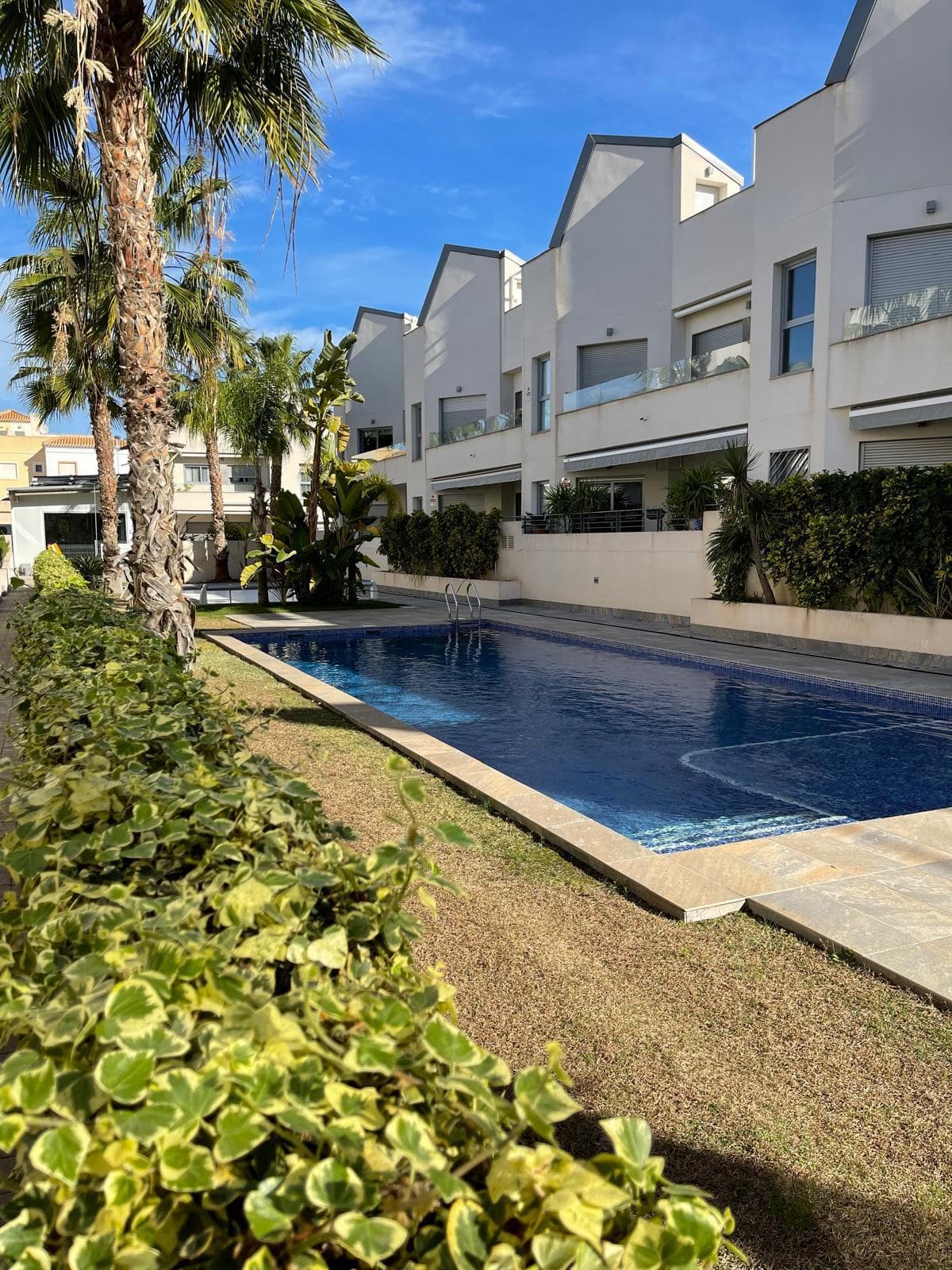 En venta acogedor bungalow en una urbanización cerrada junto al mar en la ciudad de Torrevieja.La casa cuenta con dos dormitorios, dos baños, un amplio salón con zona de comedor y cocina abierta con grandes ventanales panorámicos, además de un jardín privado de 20 m².En la urbanización hay varias piscinas (una climatizada), gimnasio, estacionamiento, zona verde con árboles y sistema de riego automático.La casa cuenta con baños completamente equipados, cocina amueblada con campana extractora e inducción, armarios empotrados en todas las habitaciones, aire acondicionado, persianas automáticas, mobiliario, electrodomésticos y todo lo necesario para vivir.La ciudad de Torrevieja está situada en la Costa Blanca. Aquí hay un excelente clima soleado y zonas de playa impresionantes. La ciudad limita no solo con el mar Mediterráneo, sino también con dos lagos salados: el rosa - Salinas de Torrevieja y el esmeralda - Salada de la Mata, cuyas aguas y lodos minerales no tienen nada que envidiar al Mar Muerto en cuanto a composición y popularidad. Cientos de personas vienen aquí solo para bañarse en estos lagos. Gracias a estos lagos, en el sur de la Costa Blanca se ha formado un clima único, que la Organización Mundial de la Salud reconoce como uno de los más saludables del mundo.En los alrededores hay todos los servicios necesarios para la vida diaria: centro comercial, restaurantes, bares, tiendas, zonas de ocio, escuela, centro médico, farmacias, bancos, paradas de autobús, oficinas administrativas y parques.Una villa maravillosa, ideal para aquellos que buscan una casa bonita y con estilo en una zona tranquila. La distancia al mar es de 200 m.Se acepta compra en línea, así como compra a crédito de un banco al 3-6% de interés anual. Al comprar una propiedad en España, es posible obtener la residencia. Nuestra empresa ayuda a tramitar cualquier tipo de permiso de residencia.