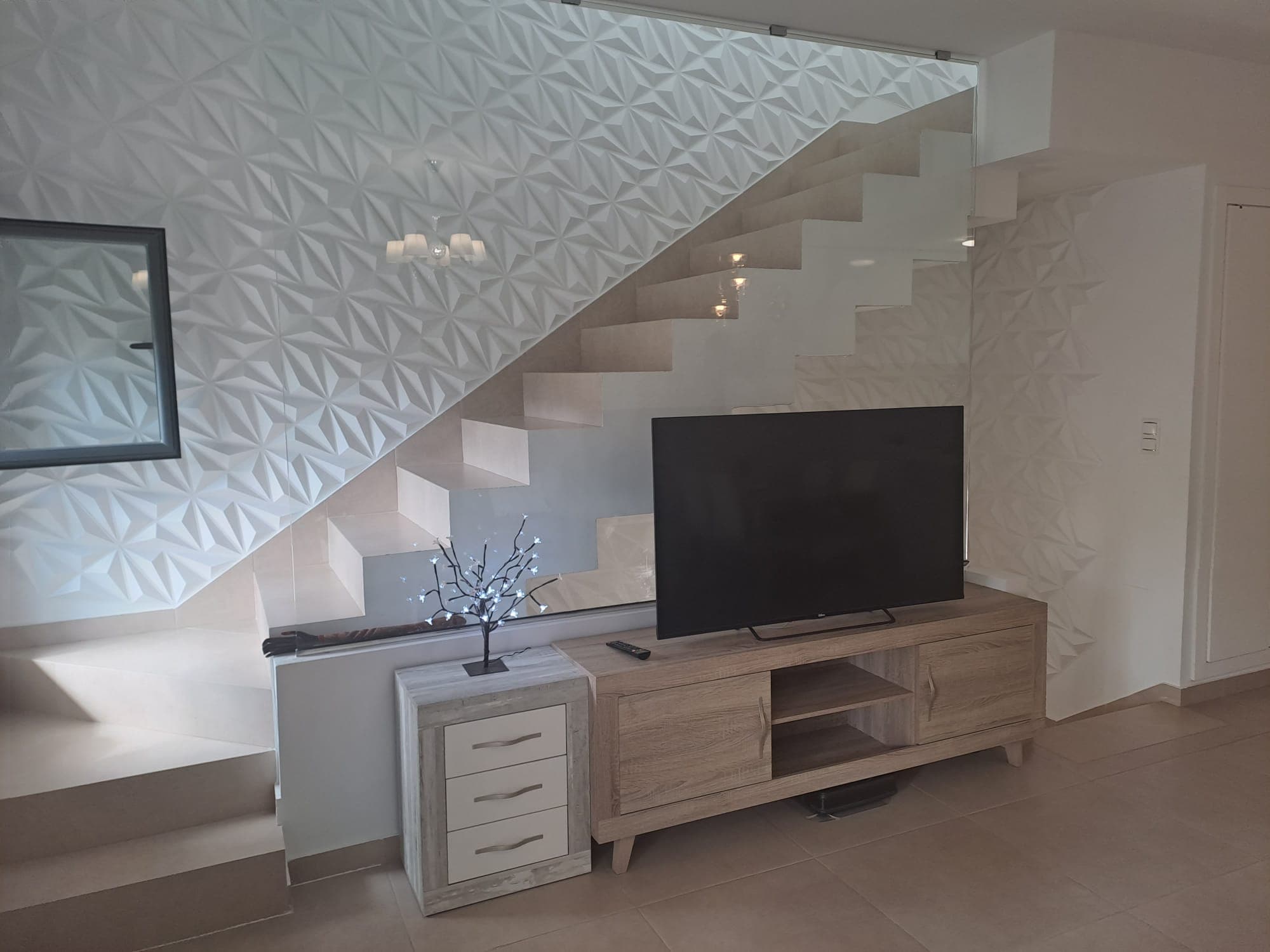 Se vende una casa adosada moderna. La superficie de construcción es de 197 m2. El dúplex tiene tres dormitorios, tres baños, una cocina unida al salón. Desde la cocina hay salida a un patio interior, desde el salón hay acceso a un sótano donde se encuentra el garaje. En la azotea hay un solárium. En la entrada de la casa también hay otra terraza.En el complejo hay dos piscinas (una normal y una con agua climatizada).La distancia al mar es de 3 km.Es posible la reserva online, así como la compra a crédito de un banco al 4-6% de interés anual.