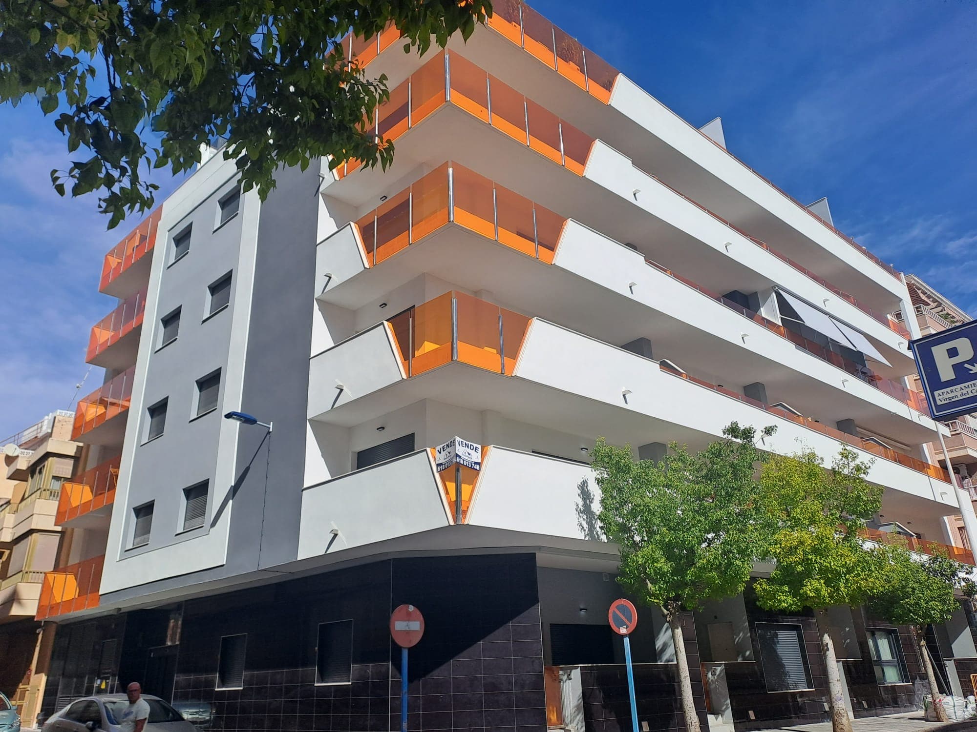 Se vende un apartamento cerca de la playa central de Del Cura. El apartamento tiene tres dormitorios, dos baños, una cocina integrada en la sala de estar, desde la cual se accede a una amplia terraza.El complejo residencial cuenta con una piscina comunitaria, sauna y gimnasio.La distancia a una de las playas de la ciudad es de 300 metros. En las cercanías hay supermercados, tiendas, farmacias, cafeterías y restaurantes.Un apartamento ideal tanto para residencia permanente, unas vacaciones inolvidables como para alquilar.Torrevieja es una popular ciudad turística española y municipio en la provincia de Alicante, en la parte sur de la Costa Blanca. La ciudad es considerada la tercera más grande de la provincia después de Alicante y Elche. El complejo es popular debido al clima mediterráneo, sus magníficas playas de arena y las numerosas lagunas saladas que la rodean.Esta propiedad se puede adquirir en línea sin necesidad de ir a España, a través de un crédito bancario con un interés del 3-6% anual.