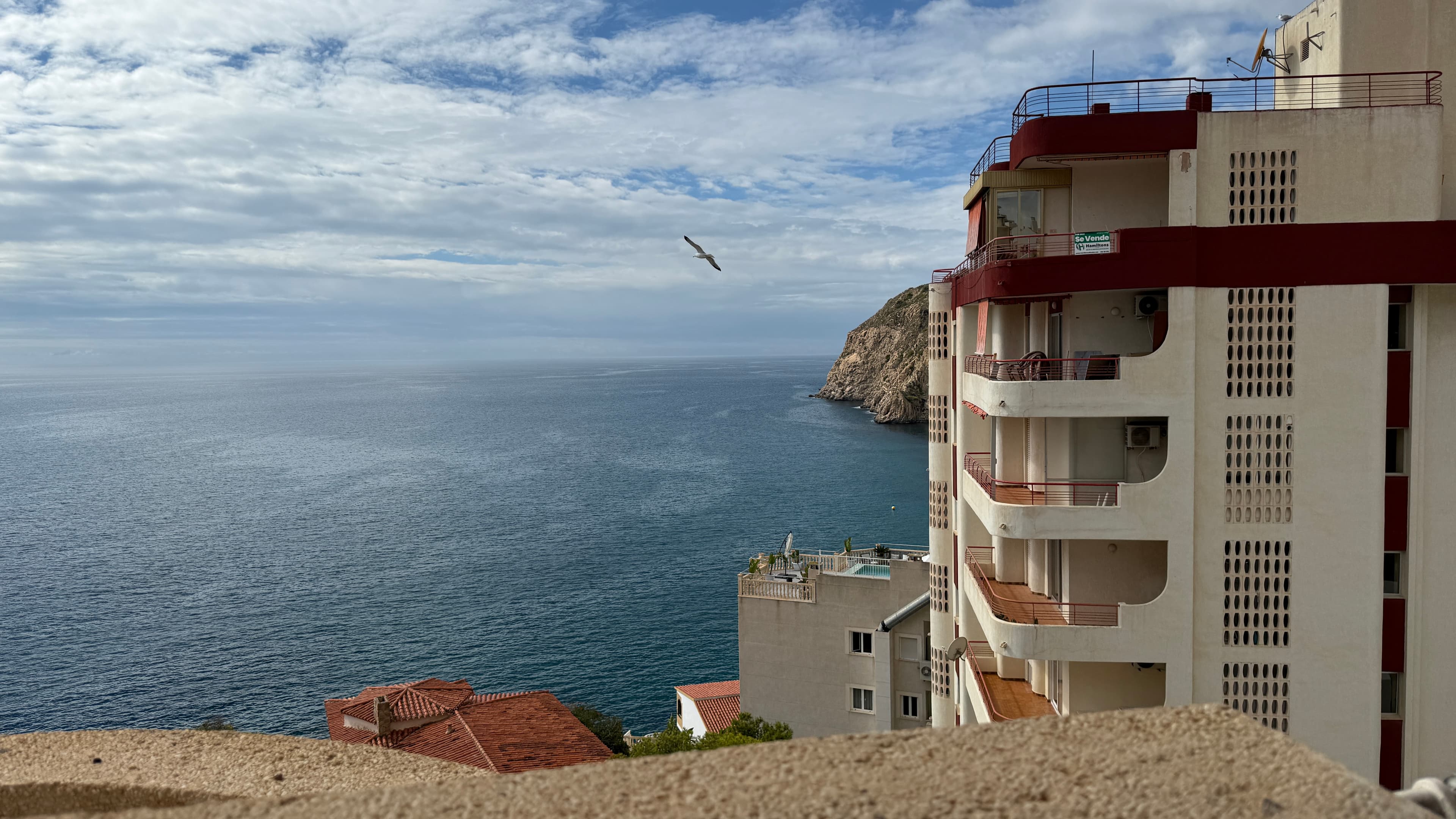 Spacious 2-bedroom apartment with sea views in Benidorm Bright and cozy apartment located in a quiet residential area of Benidorm, just a few minutes from the beach. The living room and terrace offer magnificent panoramic sea views. The apartment features two spacious bedrooms, a large living room, and a fully equipped kitchen.