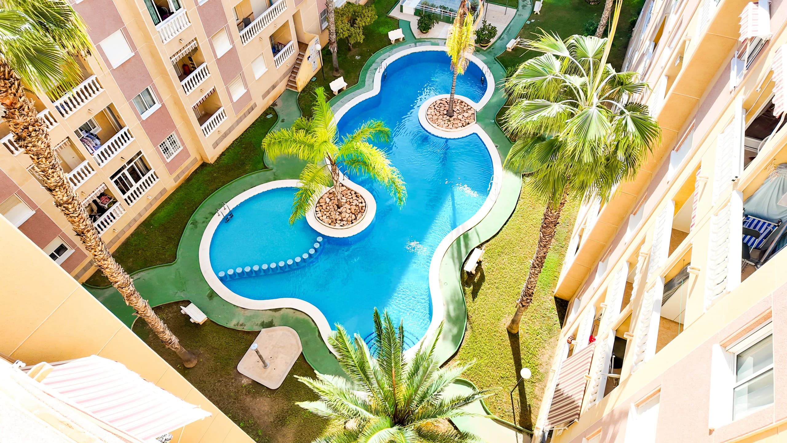 Продается квартира после капитального ремонта в двух шагах от парка Наций. Апартаменты, общей площадью 56 кв.м, имеют с 2 спальни, ванную комнату и террасу. В квартире сделан капитальный дизайнерский ремонт, после ремонта еще никто не жил. В апартаментах поменяны окна, сантехника, проводка, полы, стены, натяжные потолки и т.д. Во всей квартире теплые полы, установлен кондиционер, электронный замок. В стоимость включена новая мебель и бытовая техника. Прекрасная квартира для собственного проживания, расположенная в пешей доступности к барам, ресторанам, супермаркетам и центральной площади города Торревьеха. К пляжу всего 800 метров. Квартира входит в состав закрытого жилого комплекса с очень красивой внутренней территорией. В комплексе детский и взрослые бассейны, озеленение, зоны отдыха. Возле бассейна работает спасатель. Возможно оформление туристической лицензии.Торревьеха – популярный испанский курортный город и муниципалитет в провинции Аликанте в южной части побережья Коста Бланка. Город считается третьим по величине в провинции после Аликанте и Эльче. Курорт популярен из-за благоприятного средиземноморского климата, шикарных песчаных пляжей и множества соленых озер-лагун вокруг.Данный объект можно приобрести в кредит от банка под 3-6 % годовых.