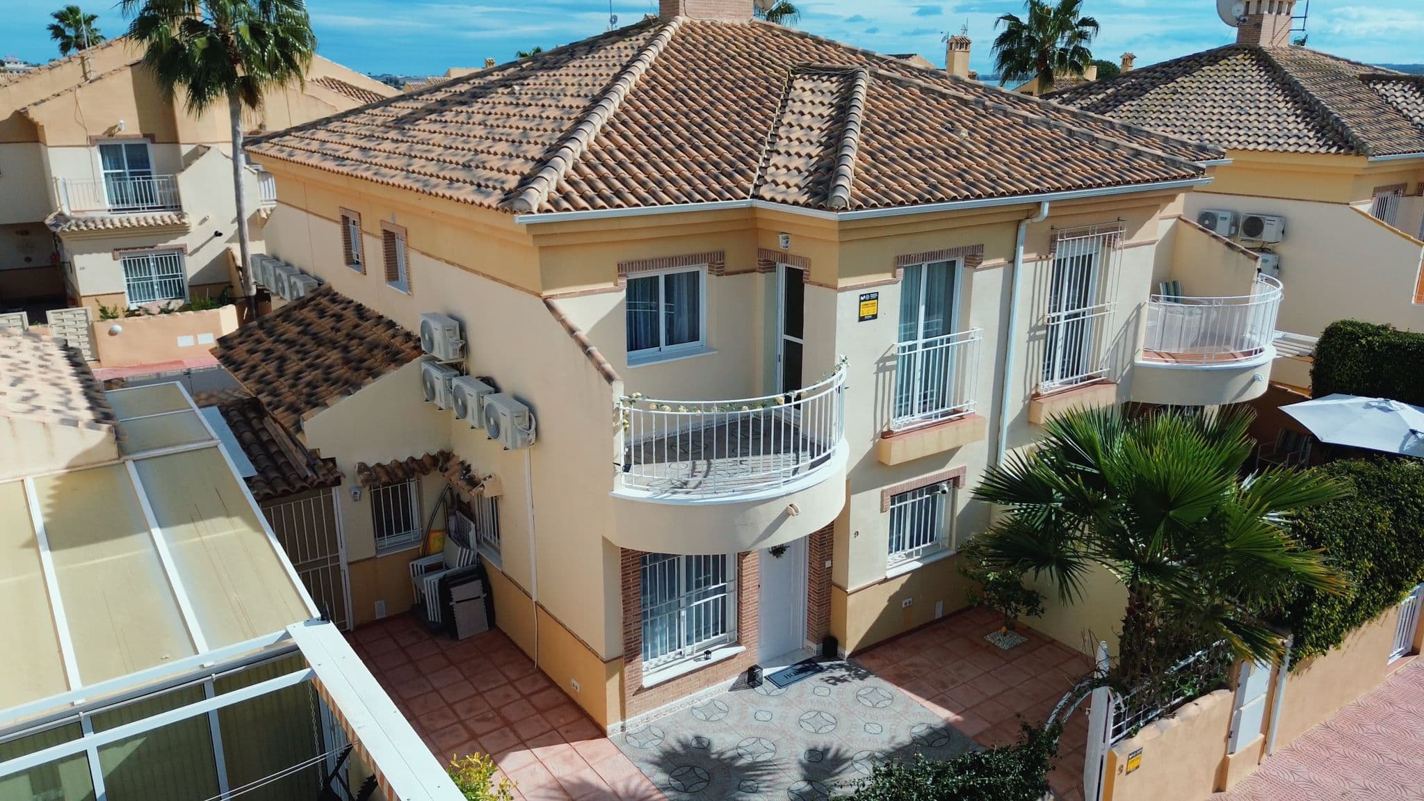 Продается современный таунхаус Ciudad Quesada. Площадь постройки составляет 83 м2. Дуплекс имеет три спальни, две ванные комнаты, отдельная кухня и гостиная. Из кухни есть выход во внутренний двор. В одной из спален есть выход на террасу. У входа в дом также есть терраса.В комплексе есть общественный бассейн.Расстояние до моря 8 км.Возможно онлайн резервирование, а также покупка в кредит от банка под 4-6% годовых.