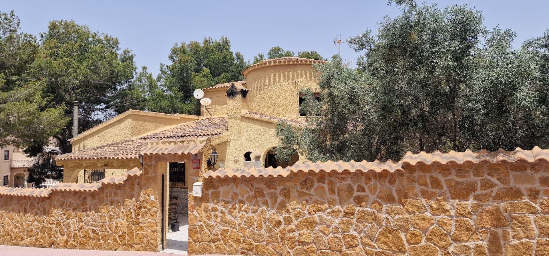 Se vende un espacioso chalet independiente en Orihuela Costa, una oportunidad única para crear la casa de sus sueños. Esta propiedad de segunda mano cuenta con 250 m² de espacio interior, 6 amplios dormitorios y 3 baños, ideal para familias o para quienes disfrutan de recibir invitados. Construida en 1993, la villa se ubica en una amplia parcela, ofreciendo amplio espacio para el entretenimiento y la relajación al aire libre.La villa cuenta con piscina privada y está orientada al sur, lo que permite disfrutar de abundante luz natural durante todo el día. El sótano ofrece espacio de almacenamiento adicional o la posibilidad de ampliar la vivienda. Parcialmente amueblada, esta casa necesita reforma, lo que le brinda la oportunidad perfecta para personalizarla a su gusto.Orihuela Costa es conocida por su hermosa costa, sus campos de golf y una amplia gama de servicios locales, todos convenientemente cerca de la propiedad. Disfrute de impresionantes vistas a la ciudad, al campo y al mar desde su propia casa, con fácil acceso a la vibrante vida local y a un relajante entorno natural.No pierda la oportunidad de crear un espacio vital único en una de las zonas más codiciadas. Esta villa está lista para convertirse en su residencia ideal. ¡LLÁMENOS HOY PARA CONCERTAR UNA CITA!
