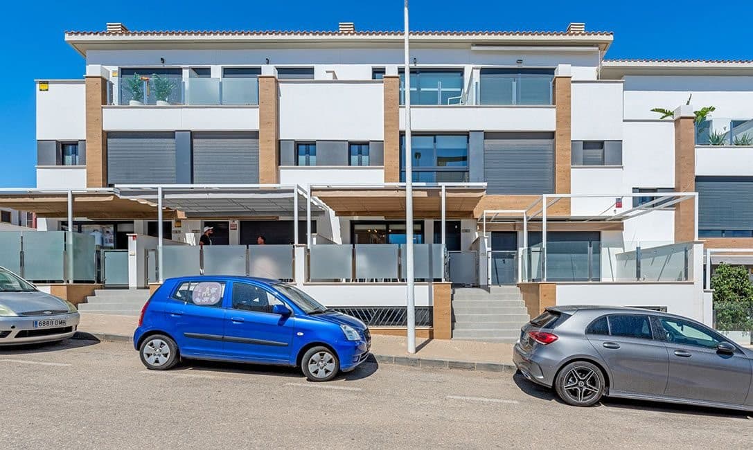 Welcome to this fantastic four-story townhouse, perfectly located in Guardamar, just ashort walk from the beautiful sandy beach!Here, you have the opportunity to create perfect holiday memories in a home that combines style, comfort, and a fantastic location.As you step through the garden gate, you are greeted by a charming terrace where you can enjoy the shade under the pergola or soak up the sun on warm days, with a view of the sea from here as well. From the terrace, you step directly into the open ground floor, featuring a sleek, fully equipped kitchen that connects seamlessly with the living room. This creates a lovely sense of space and an opportunity for plenty of socializing while preparing meals. The living room also has access to a practical patio, ideal for storage and laundry. The washing machine is conveniently placed here in a cupboard, along with the water heater. There is also a handy guest toilet on this floor.On the first floor, you will find two bright and inviting bedrooms, both with built-in wardrobes and large windows that let in plenty of natural light. One of the bedrooms has a sea view. There is also a modern bathroom with a shower and electric underfloor heating, ensuring pleasant comfort, even on cooler mornings.Moving up to the second floor, you will find the master bedroom with a private, luxurious bathroom, also with underfloor heating. From this floor, you also have access to a fantastic terrace with sea views – facing south, providing plenty of sunlight throughout the day. It&039;s the perfect place to enjoy a golden sunset or perhaps a glass of wine under the stars.And let’s not forget the basement! Here, there is space for your car in the private closed garage, as well as a large extra room that can be used as a bedroom, game room, hobby room, or whatever you need – the possibilities are endless.The entire home features centrally controlled air conditioning via ducts, ensuring a comfortable temperature year-round. There are also electric blinds, providing extra comfort and privacy. The house is sold fully furnished and is a non-smoking home, making it perfectly ready for you to move in from day one.The house, built in 2022, boasts a modern and sought-after style, with access to an inviting communal pool, where the family can relax and cool off on hot summer days.The location is absolutely ideal, because almost everything is in walking distance from the property – only around 700 meters from the beach, around 1 km from the Mercadona supermarket, and close to Guardamar&039;s restaurants and vibrant town life. There are also rutes for hiking nearby if you love walking in the nature. Alicante Airport is just a 30-minute drive away via the easily accessible N-332.This townhouse is the perfect holiday home for those who desire a modern lifestyle close to the beach and the city – an oasis of comfort and tranquility where you can fully enjoy life.Book a viewing now – it’s definitely worth a visit!