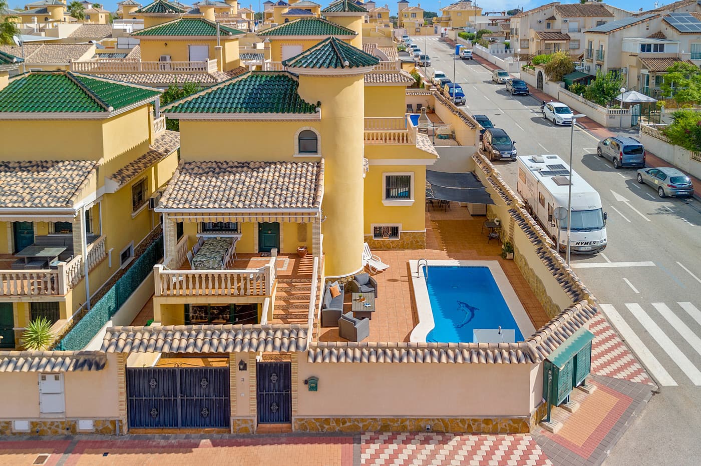 This beautiful and spacious 190 m² villa offers everything you could wish for in comfort, style, and Mediterranean living. Located in the attractive and peaceful area of Lo Crispin, close to both nature and vibrant local life, this home perfectly combines practicality and charm.The villa features four well-sized bedrooms (two of them in the large, bright basement with windows) and three modern bathrooms, making it ideal as a family home or a wonderful holiday retreat with plenty of space for guests.Originally built in 2007 and extensively renovated in 2018, the property is in excellent, updated condition throughout. The villa is sold fully furnished, allowing you to move straight in and start enjoying the sunny Spanish lifestyle from day one.Inside, you are welcomed by a bright and inviting living room that flows naturally into the well-equipped kitchen with ample storage and a modern design. The large basement level offers endless possibilities — perfect as an additional lounge, hobby space, playroom, or guest area.The villa’s east–west orientation ensures sunshine throughout the day, and outside you’ll find your own private swimming pool with open views towards both the town and the mountains — the perfect setting to relax and soak up the Mediterranean atmosphere.The Lo Crispin area is known for its tranquil surroundings, beautiful setting, and convenient location close to all amenities. Within just a few minutes, you can reach the lively town of Ciudad Quesada, offering a wide selection of restaurants, bars, cafés, shops, and sports facilities — as well as easy access to the motorway.The popular golf courses La Finca and La Marquesa are just about 15 minutes away, and the charming Sunday market can be reached in only 5 minutes.Would you like to know more about this stunning villa?Contact DK Til Spanien today for further information or to arrange a viewing — and take one step closer to your dream home under the Spanish sun. ☀️