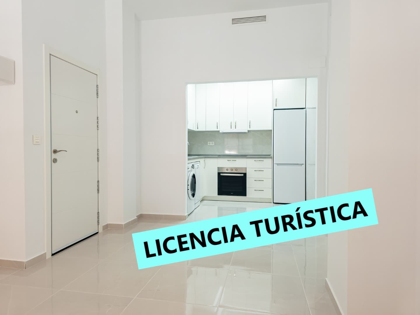 South facing apartment for sale on the ground floor, with terrace, disabled access, renovated, with a ceiling height of 3 meters, consisting of 2 bedrooms with 82cm wide doors ideal for disabled people, wardrobe with sliding doors, 1 bathroom, American living room-kitchen, fully equipped with Balay and Teka appliances. Air conditioning installed through duct. Everything brand new, ready to move into, facing south, just 200 meters from Playa de los Náufragos, on Calle Torreagüera 2, Torrevieja (Alicante), close to all services.