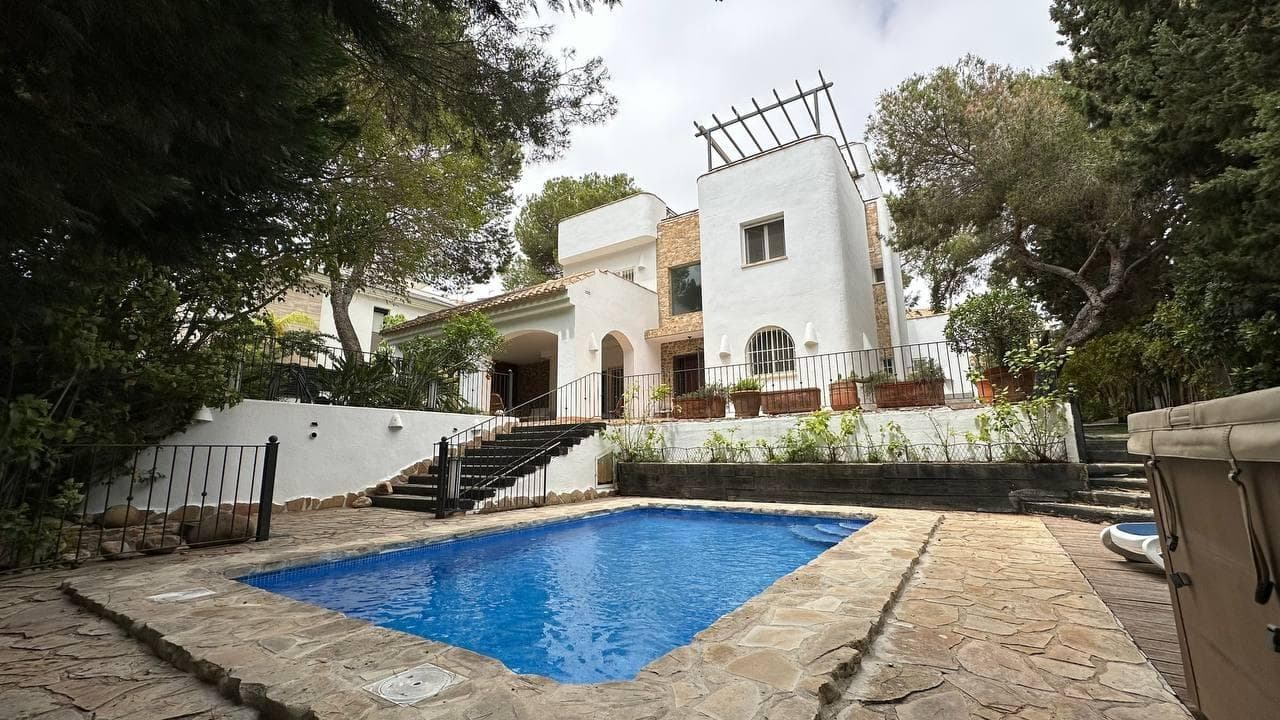Una magnifica vivienda unifamiliar aislada de lujo, ubicada en pleno corazón de Dehesa de Campoamor sobre una parcela de 762 m², con vistas al mar Mediterráneo y pinada natural. Se distribuye en tres plantas sobre la rasante, tiene una superficie útil interior de 247 m², superficie construida de 305 m² y su superficie total con todas las terrazas descubiertas, solárium y miradores al mar de 446 m². Esta exclusiva vivienda tiene 5 dormitorios uno de ello suite con un gran vestidor, 4 baños, un enorme salón estar, gran cocina americana – comedor, lavadero, cuarto de instalaciones y terrazas descubiertas con vistas al mar y orientación sur. Además, dispone de un garaje cubierto para dos vehículos y con carga para el coche eléctrico. En la parcela además de zonas de estar y una zona de ocio y barbacoa, se dispone una piscina descubierta de 3,70 x 6,00 m. Año de construcción 2003, habiendo realizado los últimos trabajos de mejora de acabados e instalaciones en 2014. Tiene calefacción con radiadores y combustible diésel en todas las estancias, suelo radiante en los baños y cocina con lavadero, aire acondicionado mediante 4 split, sauna finlandesa “Inbeca” y todos los equipamientos indispensables para una visa confortable. Se vende totalmente amueblada. En el precio están incluidas las reparaciones de cualquier desperfecto de acabado, así como una puesta a punto de todas las instalaciones y equipos.