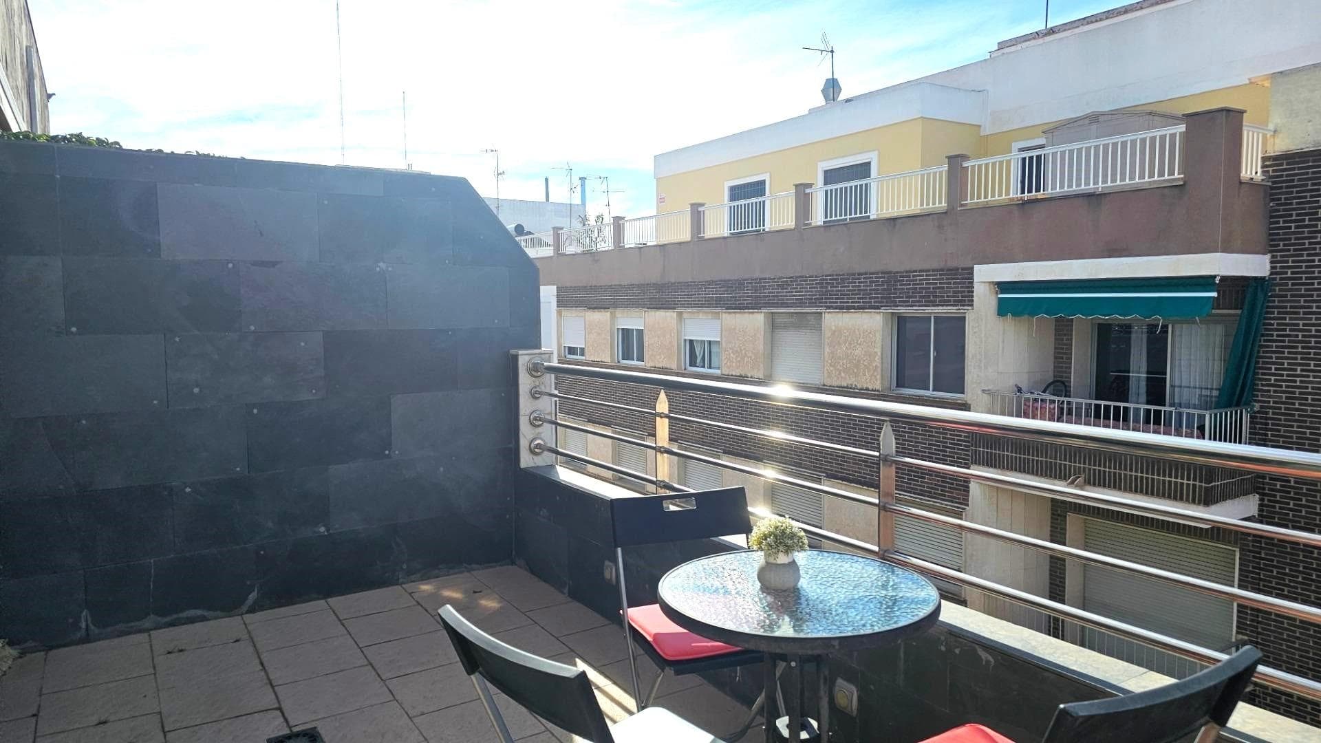 Bonito ático dispone de 2 dormitorios, 2 baño uno de ellos en suite, un vestidor amplio con varios armarios en el dormitorio principal, cocina independiente totalmente equipada, salón con acceso a la terraza de 15 m2 y la joya de esta casa es el solárium privado de 49 m2. Es una vivienda muy soleada y espaciosa con muchas posibilidades de ampliación, donde se puede dividir habitación en un dormitorio extra. Ático esta en unas perfecta condiciones para entrar a vivir y disfrutar el sol en la terraza. Todos los servicios están cerca tales como restaurantes, supermercados y tan solo unos 15 minutos andando a la playa.