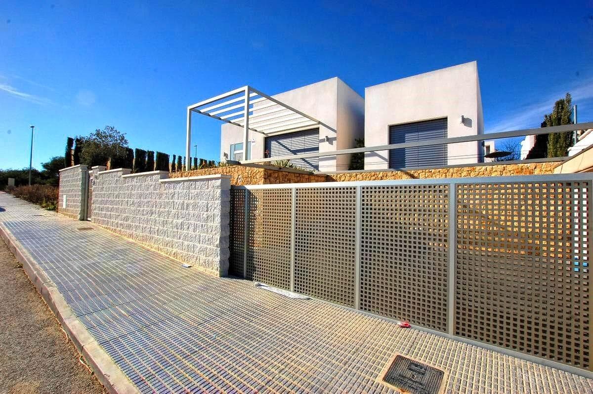 Descubre esta encantadora villa de una sola planta con vistas al parque. Con una superficie de 170m2, esta elegante residencia ofrece tres amplios dormitorios, dos modernos baños, una cocina americana totalmente equipada y un salón comedor con chimenea. Además, incluye un vestidor para mayor comodidad. La villa está equipada con aire acondicionado, paneles solares, agua caliente por aerotermia y un sistema de ósmosis en la cocina. La parcela de 600m2 es un oasis privado con una piscina, un hermoso jardín, una ducha exterior y un trastero. Ubicada a poca distancia de todos los servicios necesarios y cerca del Parque Natural de Cañada Marsa y el campo de golf La Marquesa, esta villa ofrece la combinación perfecta de tranquilidad y conveniencia. Haz de esta impresionante villa tu hogar y disfruta de una vida de lujo y bienestar