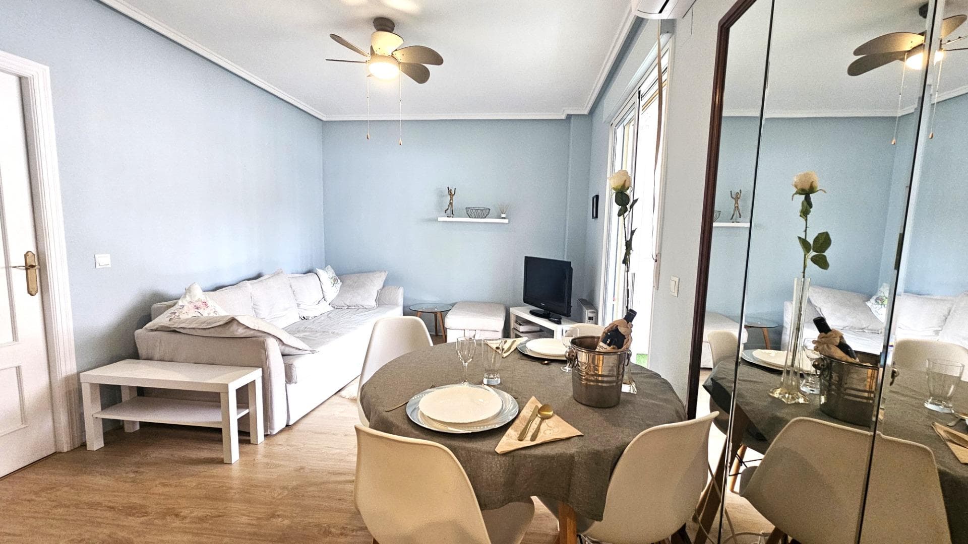 Descubre este encantador apartamento de un dormitorio, perfecto para disfrutar de la vida junto al mar. La vivienda cuenta con una cocina independiente, un baño completo, un dormitorio doble y una gran terraza ideal para relajarte al aire libre o compartir momentos inolvidables. Ubicado a escasos metros del paseo marítimo, este apartamento está totalmente equipado y listo para entrar a vivir, brindándote todas las comodidades desde el primer día. Gracias a su excelente ubicación y características, es una opción ideal tanto para disfrutar como vivienda vacacional como para una inversión rentable. Además, todos los servicios necesarios, como tiendas, restaurantes y transporte, están a un paso. ¡Una oportunidad que no puedes dejar escapar!