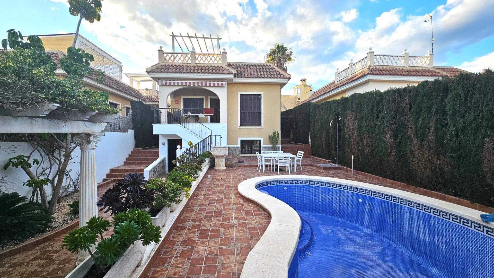 Discover this stunning home set on a spacious 370 m² plot in a peaceful residential area next to Doña Pepa. Designed to provide comfort and privacy, this villa allows you to enjoy each floor with complete autonomy. Inside, the property boasts three spacious double bedrooms with built-in wardrobes, a dedicated office room, and three full bathrooms, one of which features a hydromassage bathtub for ultimate relaxation. The villa also offers two cozy living rooms, a terrace, and a solarium on the top floor, perfect for making the most of the Mediterranean climate. Outside, you will find a beautiful private garden with a swimming pool, ideal for enjoying time with family and friends. Located in Ciudad Quesada, a quiet residential area in Alicante, this property is just 8 km from the beaches of Guardamar del Segura and Torrevieja (approximately 20 minutes by car). Don't miss the opportunity to live in one of the most privileged areas of the Costa Blanca! Contact us for more information and to schedule a visit.