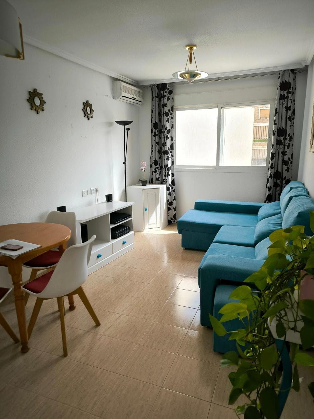 Se vende acogedor apartamento de 60 m² en la 4ª planta de un edificio con ascensor y acceso para personas con movilidad reducida, en pleno centro de Torrevieja. Consta de: Salón-comedor de 18 m² con cocina americana 2 dormitorios independientes Baño completo Pequeño recibidor Orientación sur, muy luminoso y seco, con aire acondicionado frío/calor en el salón. Se vende amueblado, con todos los electrodomésticos y enseres incluidos – ¡listo para entrar a vivir! El edificio dispone de piscina comunitaria en la azotea, plaza de garaje y trastero incluidos en el precio. Ideal como vivienda habitual, vacacional o inversión