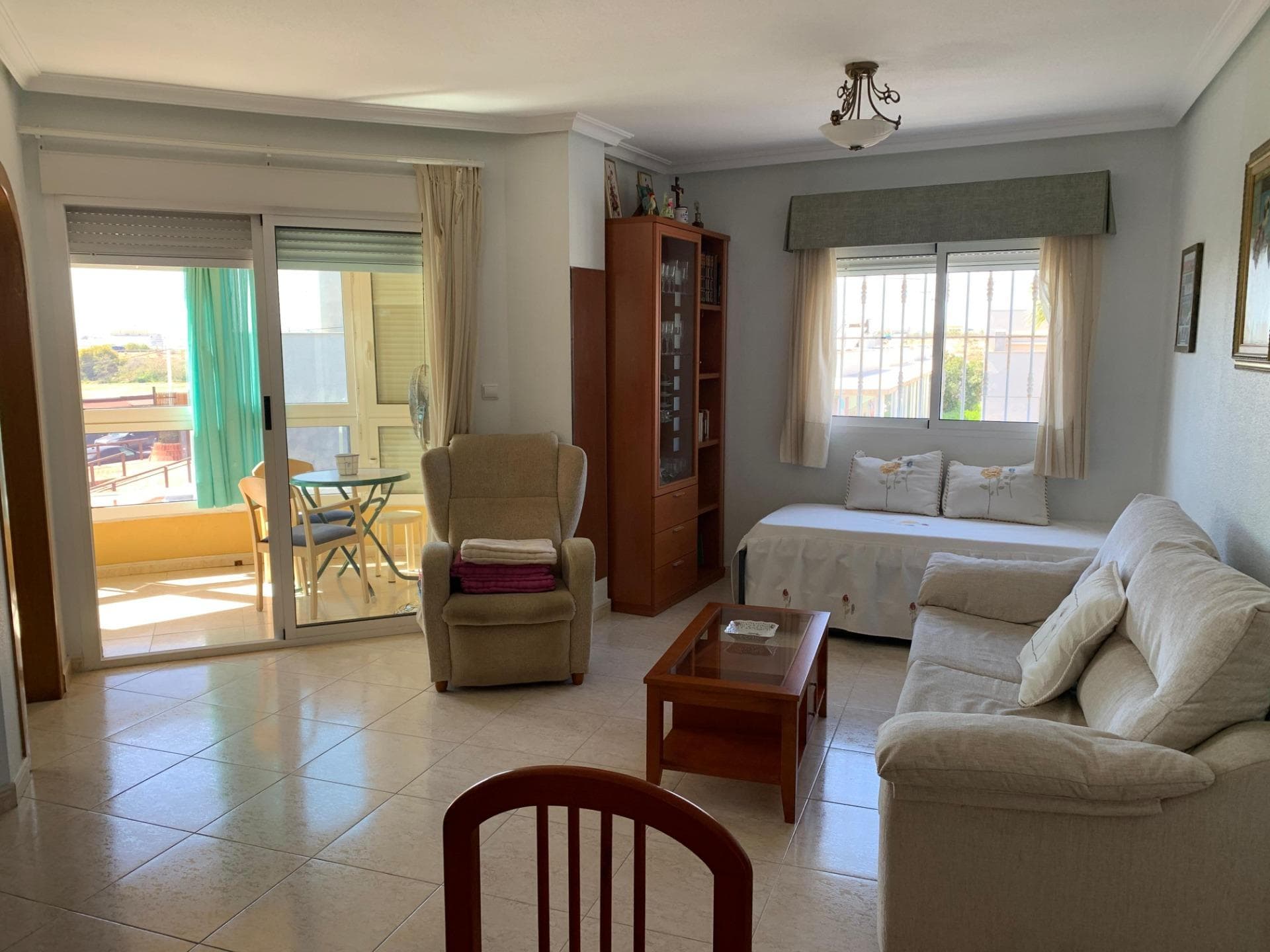 Se vende un apartamento luminoso y completamente amueblado en una de las zonas más cómodas de la ciudad — Avenida de Estación, 26 1ª planta, ventanas con orientación suroeste soleada que ofrecen una agradable vista al parque ferroviario verde — la combinación perfecta de confort e infraestructura urbana. Distribución: Salón esquinero espacioso con acceso a un balcón acristalado Dormitorio acogedor con armario empotrado Cocina independiente totalmente equipada Baño completo Pasillo de entrada cómodo que proporciona privacidad y confort Superficie: 59 m² total, 50 m² útiles Se vende con muebles, electrodomésticos y todo lo necesario para vivir — desde utensilios de cocina hasta artículos del hogar. ¡Llega y empieza a vivir desde el primer día!