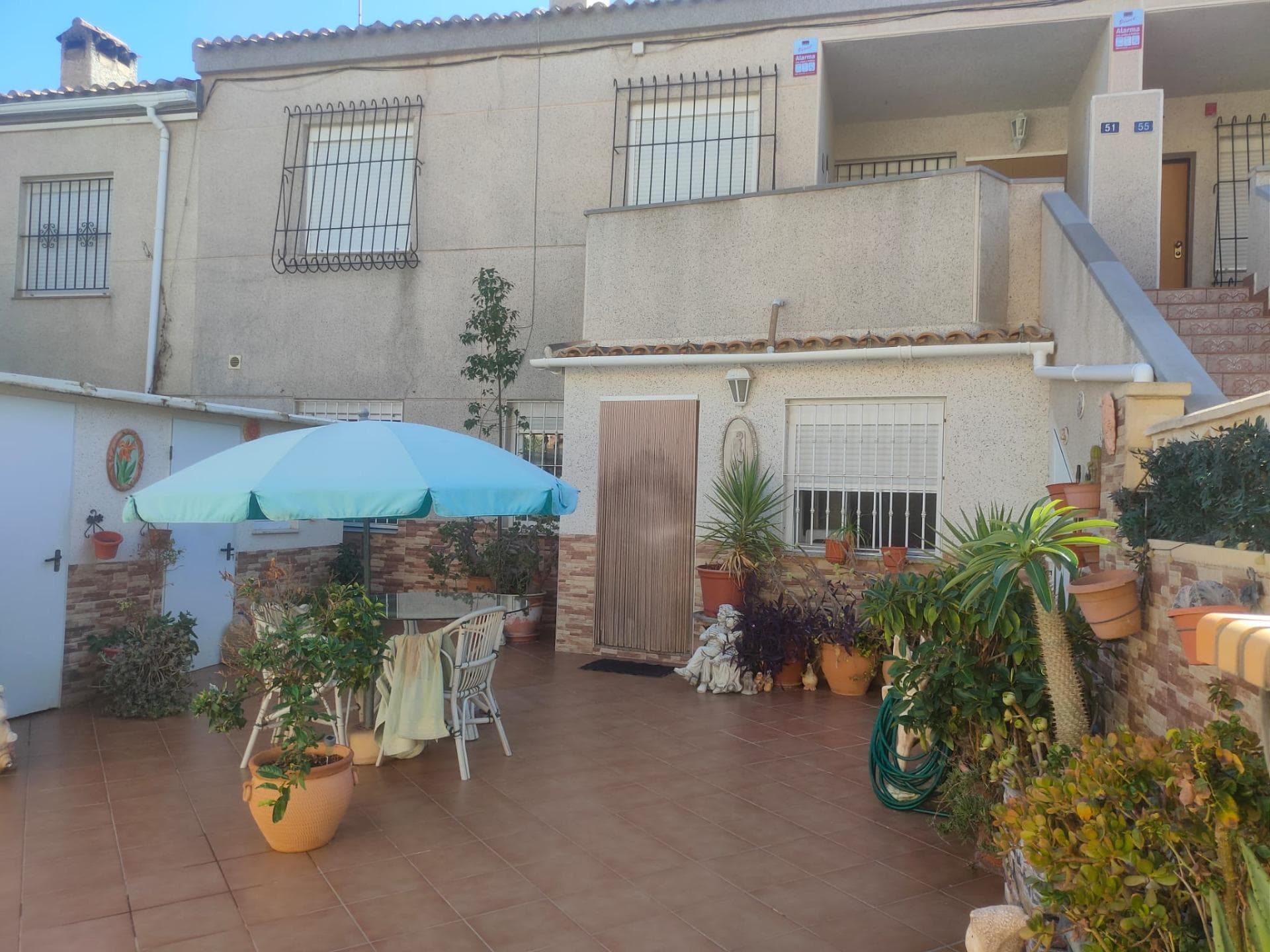 Unik mulighet i Campoamor! Koselig bungalow med 3 soverom og 85 m² boareal – ideell for familieliv eller som ferieinvestering. Eiendommen har en privat hage på 80 m² ved inngangen, perfekt for avslapning utendørs, med grøntareal og murgrill for å nyte måltider i solen. Dette bungalowet ligger nær strendene og tilbyr den perfekte kombinasjonen av ro, komfort og nærhet til sjøen. Hovedfunksjoner: 3 romslige soverom 85 m² boareal 80 m² tomt/hage Hage med grill 5 minutters gange til stranden Rolig og godt tilknyttet boligområde Ikke gå glipp av muligheten til å bo nær sjøen i et av de beste områdene på Costa Blanca!