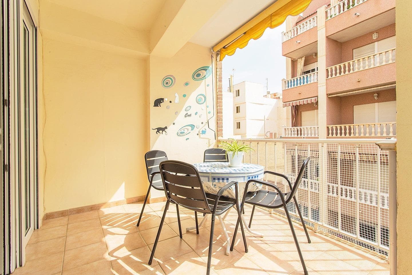 For sale: this spacious and bright 104 m² apartment with 3 bedrooms, 2 full bathrooms, and a functional layout. It’s in excellent condition, fully furnished, and ready to move in. With east orientation and air conditioning, it offers year-round comfort. Located just 250 meters from Playa del Cura, in one of Torrevieja’s most sought-after areas, close to the promenade, supermarkets, restaurants, and all services. Perfect as a permanent residence or as a high-return investment for holiday rentals, thanks to the strong year-round tourist demand.