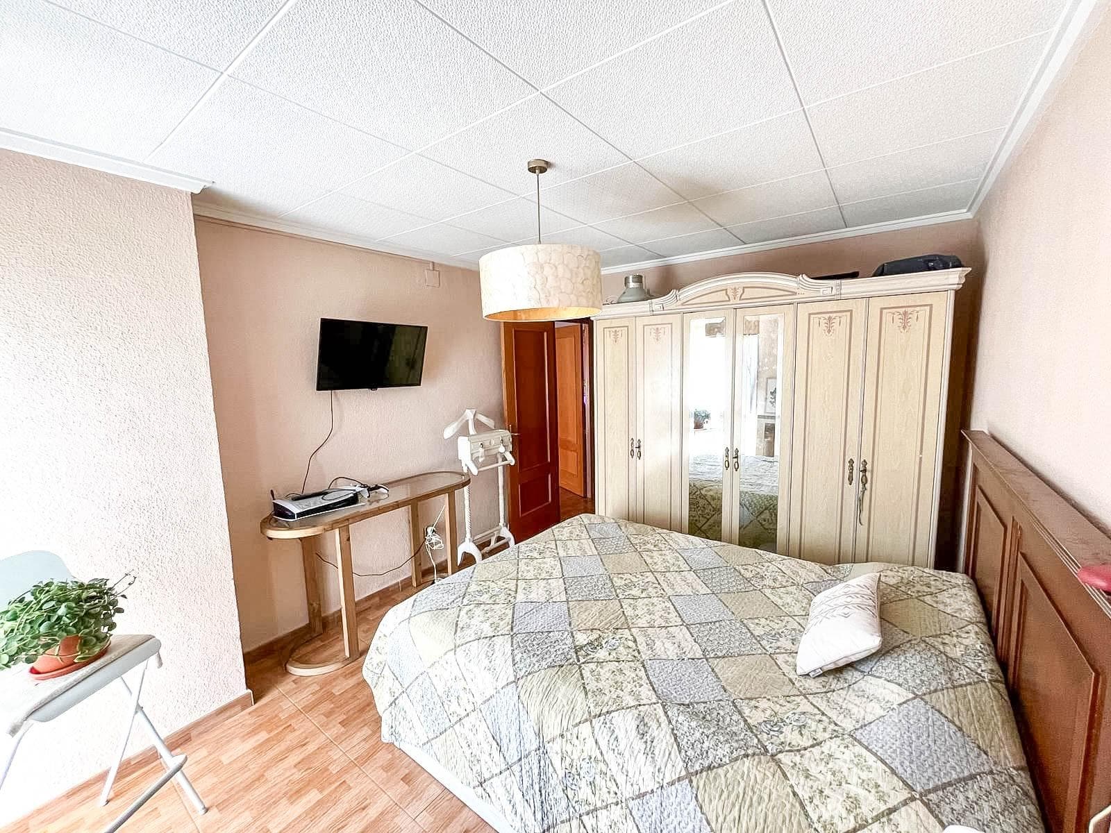For sale a large apartment with 4 bedrooms and 2 bathrooms, located in the very center of Torrevieja, on Calle Campoamor. Just a 5-minute walk to the central square and town hall, and 10 minutes to the main city beaches. The apartment is on the 5th floor of a 6-story brick building with an elevator. From the spacious living room, there is access to a large balcony with city views. Layout includes: - Entrance hall and long corridor - Cozy living room with balcony - Separate kitchen with laundry room - 4 bedrooms with built-in wardrobes - 2 bathrooms The property is in excellent condition, recently renovated, fully furnished, and equipped with appliances and everything needed for comfortable living.