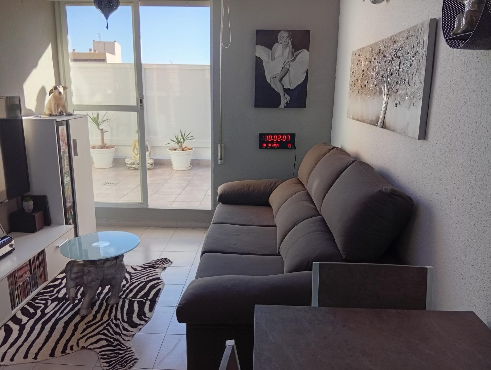 Luminoso y acogedor ático de 1 dormitorio con una amplia terraza de 18 m², ubicado en el corazón de Torrevieja — en la calle Bazán, 35, en un edificio de ladrillo con ascensor. El apartamento tiene orientación sureste, por lo que es muy luminoso y seco. Superficie total (ático): 51 m² Superficie útil: 37 m² Se vende con mobiliario bonito, electrodomésticos nuevos y aire acondicionado. Diseño moderno y decoración acogedora — listo para entrar a vivir.