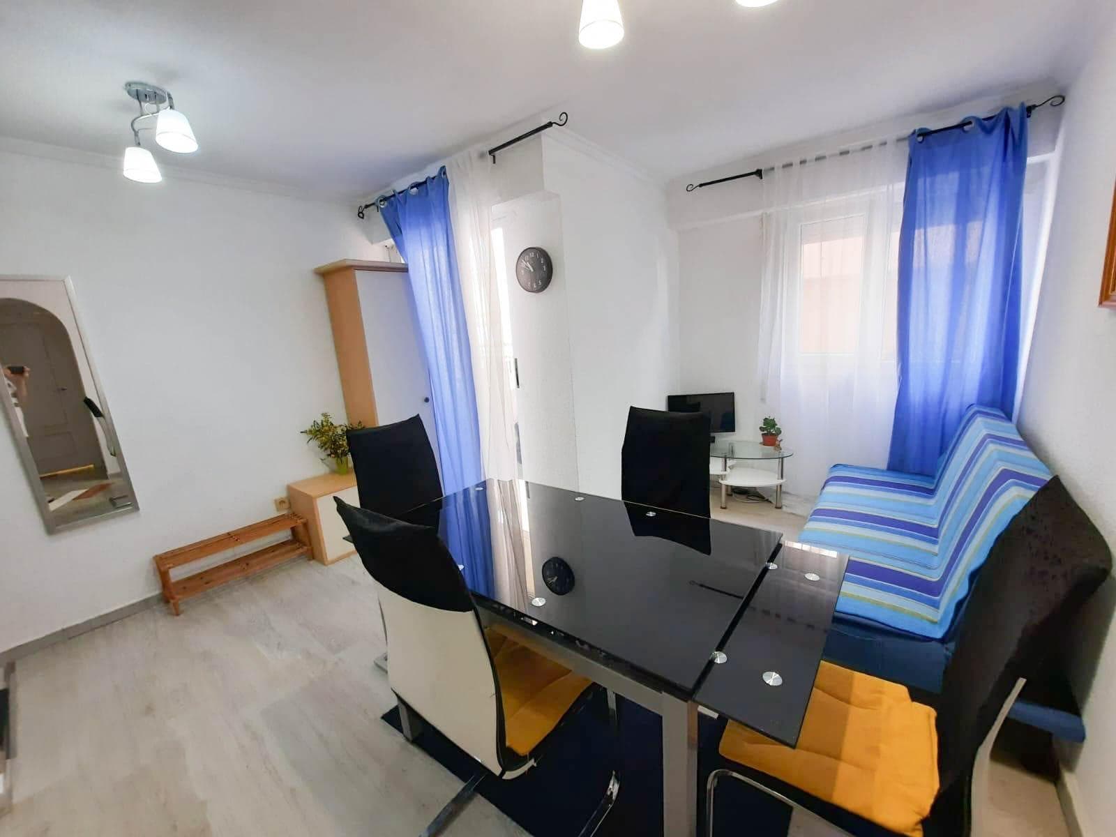Se vende apartamento de 2 habitaciones con 1 baño, ubicado en el corazón de Torrevieja, en la esquina de la Avenida Diego Ramírez Pastor y la calle San Julián, frente al restaurante «El Conde». El apartamento está en el 2º piso de un edificio construido en 2003 con ascensor. Las ventanas dan al oeste: las del salón principal dan a la calle San Julián y la de la segunda habitación al patio interior, que pertenece al apartamento y tiene una superficie de 18 m². Superficie total del apartamento: 55 m²; superficie útil (sin contar el patio y el balcón): 37 m². El apartamento consta de: - salón amplio con balcón de 4 m², - baño, - dos habitaciones independientes, - patio espacioso con salida desde el salón. Se vende con calefacción por suelo radiante en toda la vivienda, suelo de parquet, mobiliario y electrodomésticos modernos.