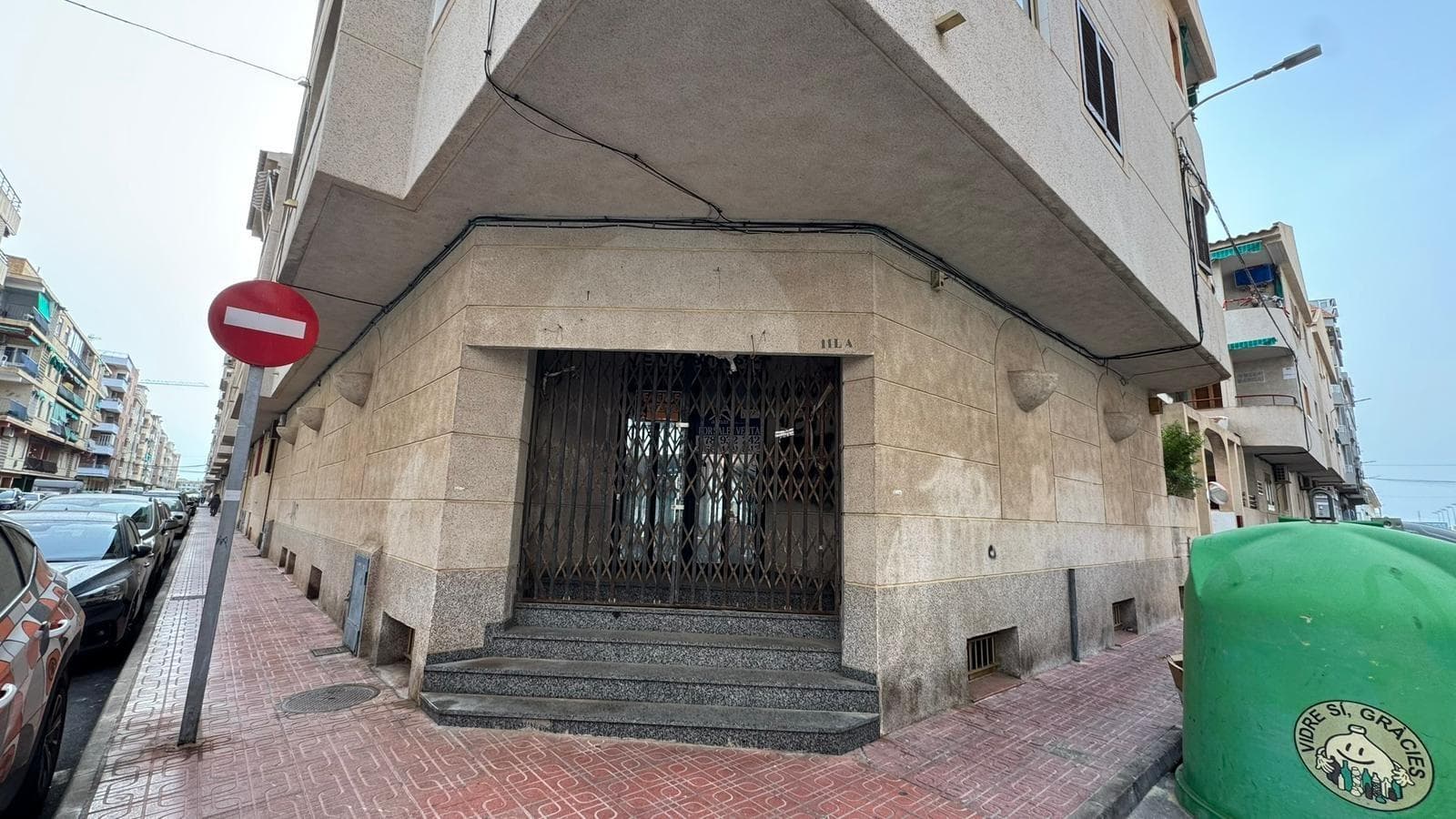 Romslig næringslokale til salgs i et av de populære områdene i Torrevieja — Acequión, bare noen få minutter fra sjøen. Eiendommen er en utmerket investeringsmulighet takket være muligheten for bruksendring til bolig, noe som gjør den attraktiv både for investorer og private kjøpere. Lokalet har 168,42 m² bruksareal (190 m² bebygd) og ligger i en bygning fra 1989 med heis. Sørøstvendt beliggenhet gir godt naturlig lys gjennom hele dagen. Eiendommen trenger oppussing, noe som gir den fremtidige eieren mulighet til å realisere sitt eget prosjekt og tilpasse lokalet til leiligheter, flere studioer eller et moderne kommersielt konsept. Tidligere var det en nattklubb her, derfor har lokalet en åpen planløsning som gir fleksible muligheter for innredning. Alle nødvendige tilkoblinger er allerede tilgjengelige: strøm, vann og avløp. Beliggenheten i Acequión-området gir god infrastruktur: strand, promenade, butikker, kafeer, supermarkeder og offentlig transport i nærheten. Dette er en dynamisk del av byen som er populær blant både lokale innbyggere og utenlandske kjøpere.