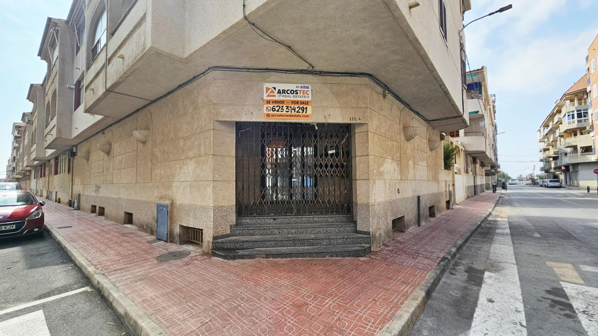 Romslig næringslokale til salgs i et av de populære områdene i Torrevieja — Acequión, bare noen få minutter fra sjøen. Eiendommen er en utmerket investeringsmulighet takket være muligheten for bruksendring til bolig, noe som gjør den attraktiv både for investorer og private kjøpere. Lokalet har 168,42 m² bruksareal (190 m² bebygd) og ligger i en bygning fra 1989 med heis. Sørøstvendt beliggenhet gir godt naturlig lys gjennom hele dagen. Eiendommen trenger oppussing, noe som gir den fremtidige eieren mulighet til å realisere sitt eget prosjekt og tilpasse lokalet til leiligheter, flere studioer eller et moderne kommersielt konsept. Tidligere var det en nattklubb her, derfor har lokalet en åpen planløsning som gir fleksible muligheter for innredning. Alle nødvendige tilkoblinger er allerede tilgjengelige: strøm, vann og avløp. Beliggenheten i Acequión-området gir god infrastruktur: strand, promenade, butikker, kafeer, supermarkeder og offentlig transport i nærheten. Dette er en dynamisk del av byen som er populær blant både lokale innbyggere og utenlandske kjøpere.