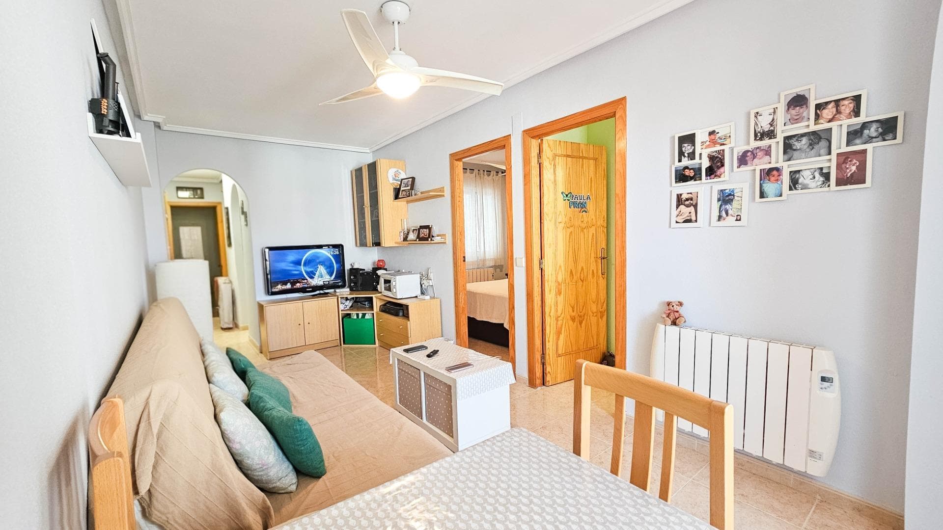 Откройте для себя эту очаровательную квартиру в самом сердце Торревьехи — идеальный вариант для тех, кто хочет сочетать спокойствие с городской активностью. С площадью 53 м² и в хорошем состоянии, эта недвижимость предлагает две уютные спальни, обеспечивающие комфортный отдых. Ванная комната полностью оборудована и отличается функциональностью. Восточная ориентация позволяет максимально использовать утреннее солнце, а с террасы открывается приятный городской вид. Расположена всего в 800 метрах от моря, что обеспечивает лёгкий доступ к красивым пляжам для отдыха или занятий водными видами спорта. Рядом есть все необходимые удобства: городские автобусы для удобного перемещения, торговые центры для ежедневных покупок, школы для детей и доступные больницы. Среди дополнительных преимуществ — общий бассейн, идеально подходящий для отдыха в жаркие летние дни с соседями, друзьями и семьёй. С привлекательной ценой это отличная возможность как для постоянного проживания, так и для инвестиций в курортную недвижимость.