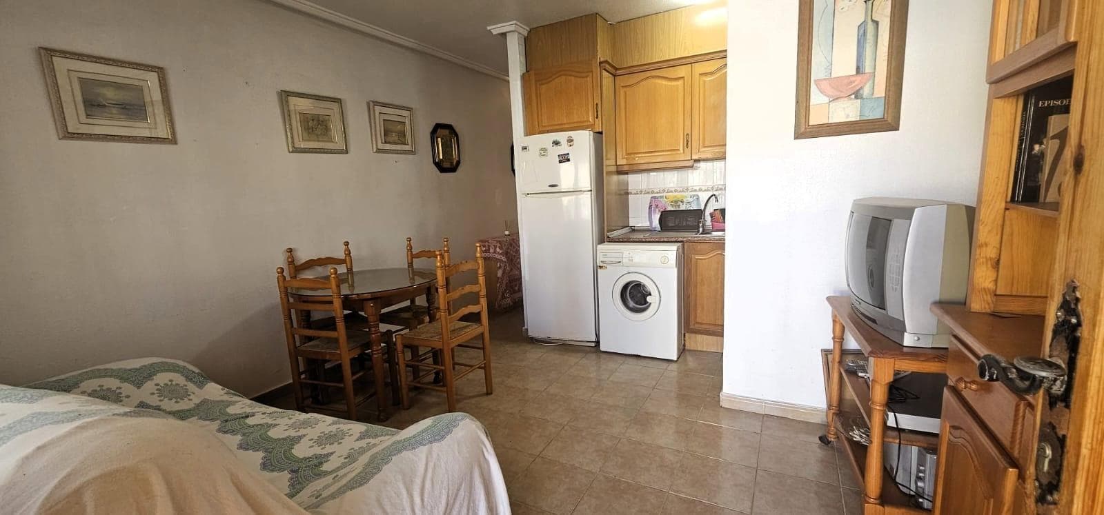 Venta bungalow en planta baja, urbanización privada, en Playa Dunas de La Mata, Torrevieja, zona ideal para vivir o vacaciones, donde se puede disfrutar de la naturaleza y las playas de Guardamar, consta de unos 65 m2, con 2 dormitorios, salón comedor, baño, cocina, terraza con barbacoa, patio, consta de dos entradas, amplia piscina comunitaria, plaza de garaje.