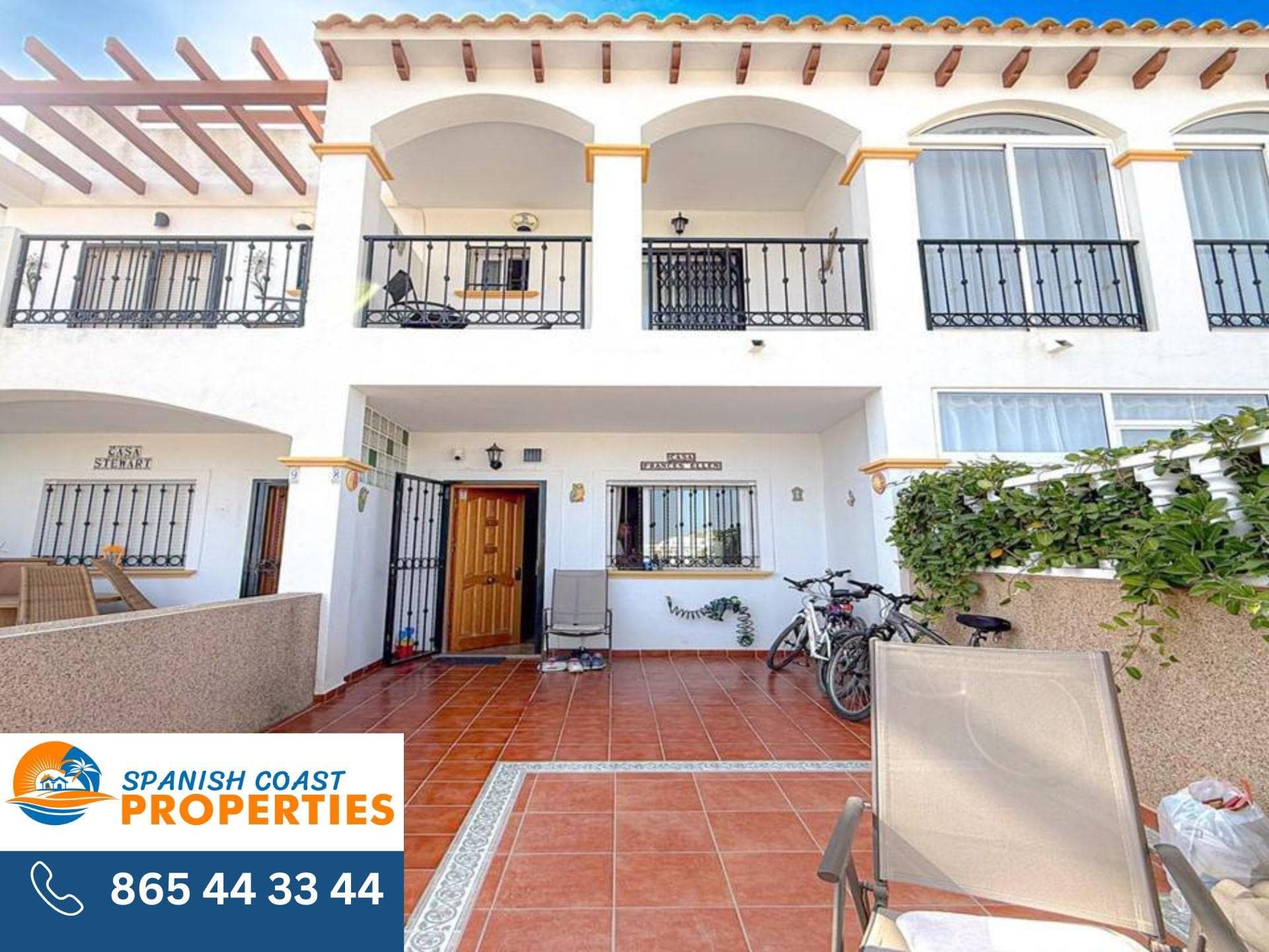 Vive el estilo de vida mediterráneo en esta impresionante casa adosada orientada al este, ubicada en la codiciada zona de Punta Prima, Orihuela Costa. A solo 1,2 km de la playa, esta vivienda perfectamente cuidada ofrece vistas abiertas al mar, jardín privado, dos piscinas comunitarias y un garaje semi-doble con trastero. La propiedad se distribuye en dos plantas luminosas y bien aprovechadas, con 2 amplios dormitorios dobles, 2 baños completos, una gran terraza soleada, solárium privado con vistas panorámicas y salón-comedor espacioso con techos altos. Se vende totalmente equipada y lista para entrar a vivir, ideal tanto como residencia habitual, casa de vacaciones o inversión para alquiler. Ubicada en una urbanización cerrada con zonas verdes y áreas infantiles, bien comunicada y cerca de todos los servicios: supermercados, centros médicos, zonas comerciales y paradas de autobús. ✨ Características Principales ✅ 🛏️ 2 Dormitorios Dobles ✅ 🛁 2 Baños Completos ✅ 🌅 Vistas al Mar + Solárium con Vistas Abiertas ✅ 🏊‍♀️ 2 Piscinas Comunitarias ✅ 🚗 Garaje Privado Semi-Doble + Trastero ✅ 🌞 Orientación Este – Sol de Mañana ✅ 🧱 Superficie Construida: 96 m² | Vivienda: 81 m² ✅ 🏡 Jardín Privado y Gran Terraza ✅ 🌬️ Aire Acondicionado Incluido ✅ 🔝 Techos Altos y Mucha Luz Natural ✅ 👨‍🦽 Acceso para Personas con Movilidad Reducida ✅ 🧼 En Perfecto Estado – Para Entrar a Vivir ✅ 📍 A 1,2 km de la Playa – Punta Prima 💰 Precio de Venta: 219.900 € 🔖 Etiquetas Casa Adosada en Venta Orihuela Costa, Propiedad en Punta Prima, Vivienda con Vistas al Mar, Spanish Coast Properties, Inmobiliaria Orihuela, Adosado en España, Vivienda con Garaje, Casa Vacacional en España, Piscina Comunitaria, Solárium con Vistas 📲 Hashtags para Redes Sociales &VidaMediterránea &PuntaPrima &CasaConVistasAlMar &SpanishCoastProperties &CostaBlanca &AdosadoEspaña &SoláriumPrivado &CasaVacacionalEspaña &InversiónInmobiliaria &ListoParaEntrar &InmobiliariaOrihuela &GarajePrivado
